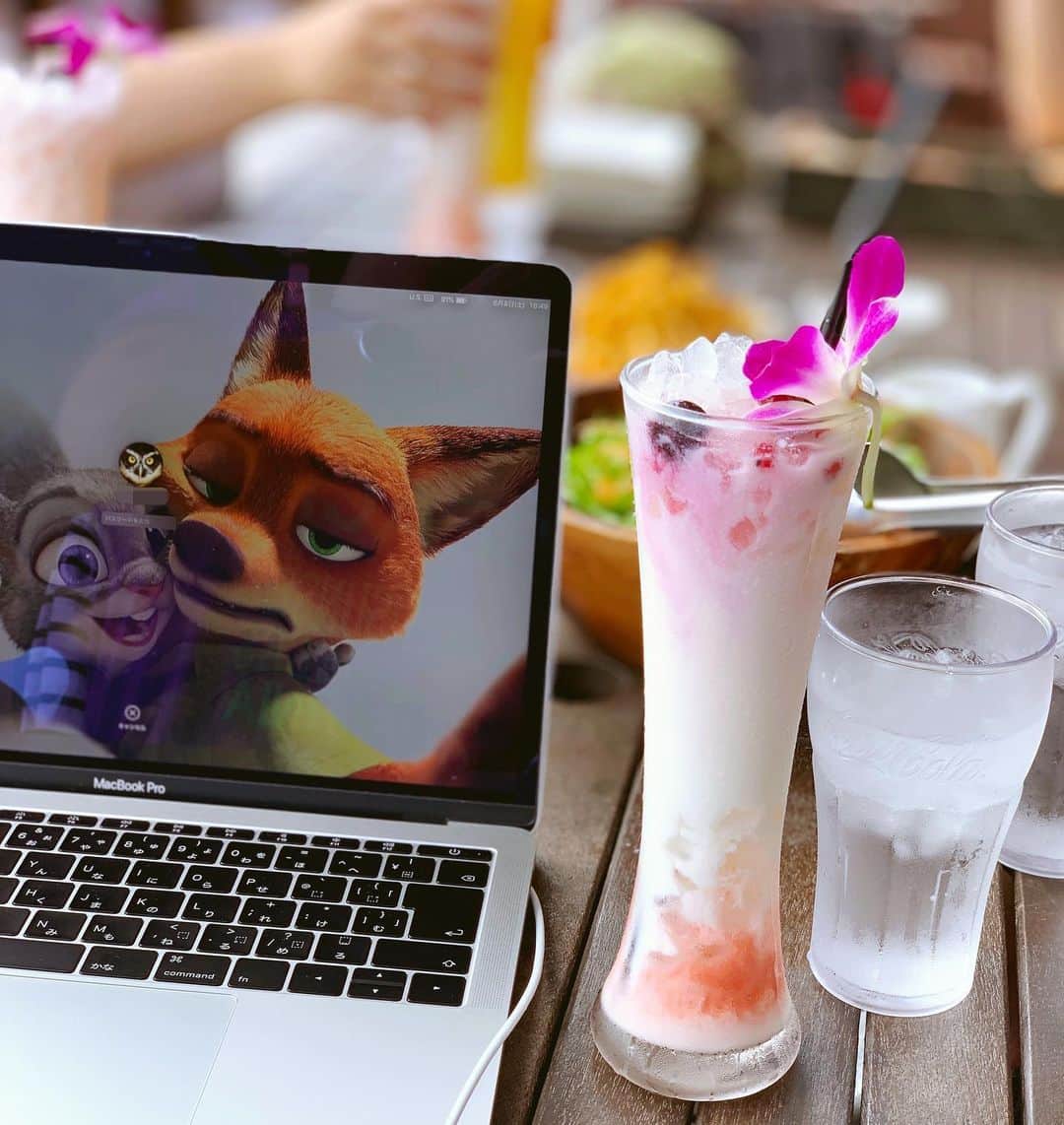 YOICHIのインスタグラム：「#ベリーラッシー #apple #macbookpro #沖縄 #カフェ #okinawa #cafe #まったり #ズートピア好き #ジュディ #ニック #ニックワイルド #zootopia」