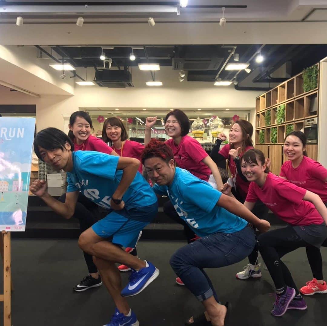 竹本カズキのインスタグラム：「今日は #Bodies さんのランニングイベント #tokyogirlsmarathon2019 にゲストランナーとして参加させて頂きました！ みなさん笑顔でバンザイしてゴールされてて逆にパワー頂きました🔥 超低空レッツランニングを添えて🏃‍♂️ #ポップライン #ポップラインのランニング魂」