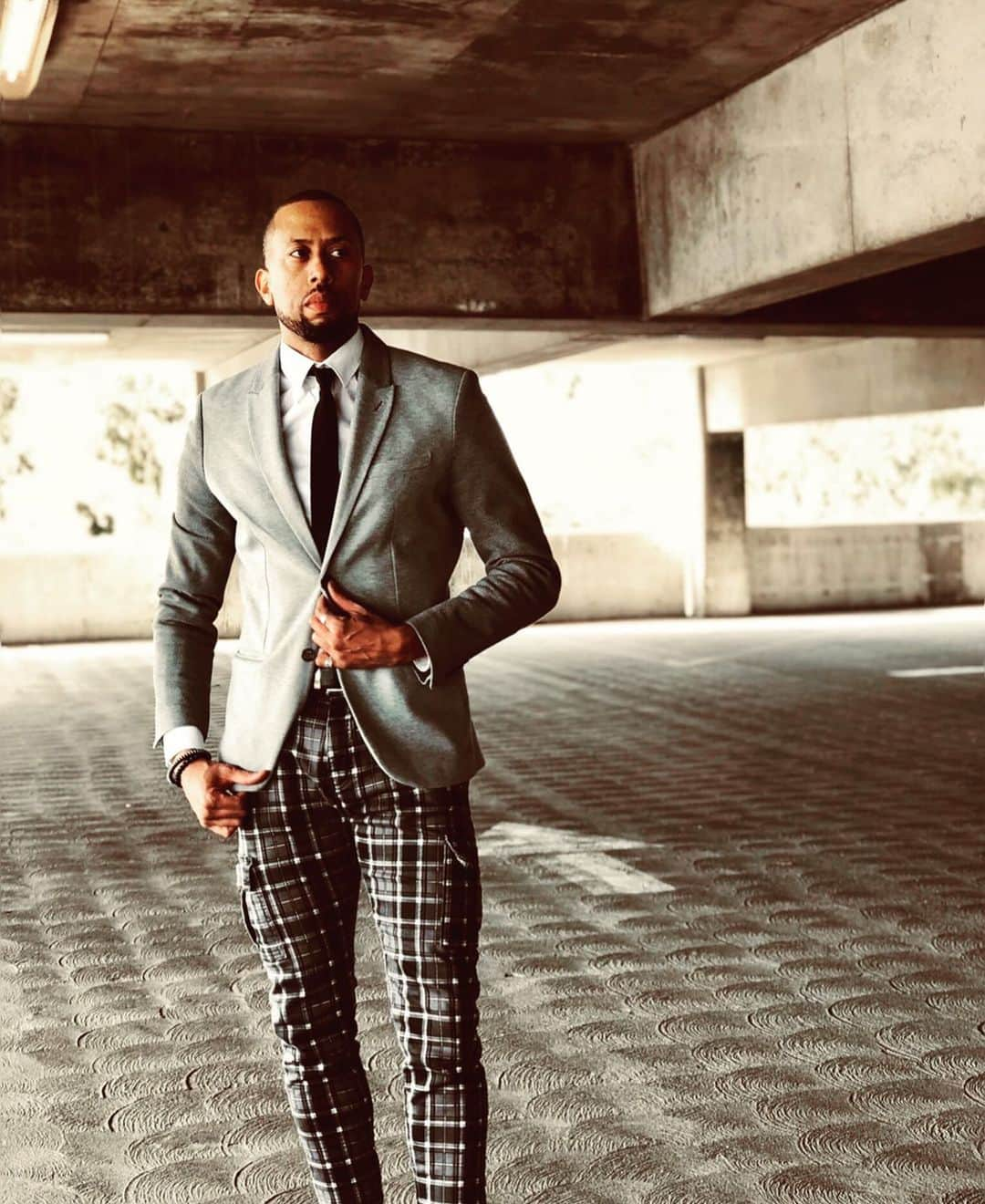 アフィオン・クロケットさんのインスタグラム写真 - (アフィオン・クロケットInstagram)「Confidently vulnerable. 🙏🏽🙌🏽✊🏽 . . #affioncrockett #photoshoot #life #love #comedy #health #wealth #peace #happiness #mentalhealth #therapy 📸 @yoe.apolinario @goldendenim」6月8日 18時54分 - affioncrockett