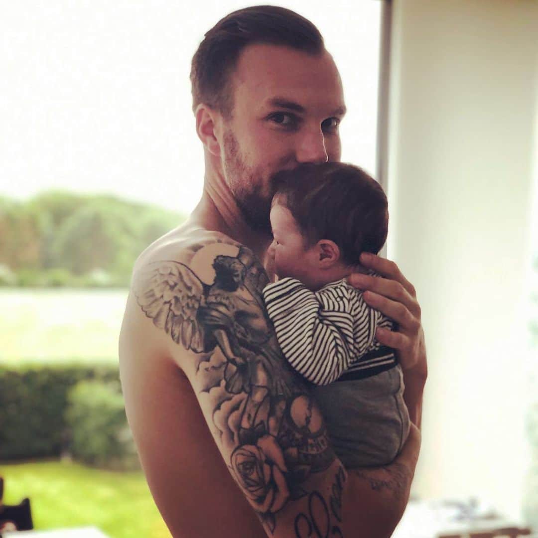 ケヴィン・グロスクロイツのインスタグラム：「Wir wünschen euch schöne Pfingsten ❤️👊🏻💪🏻💯」