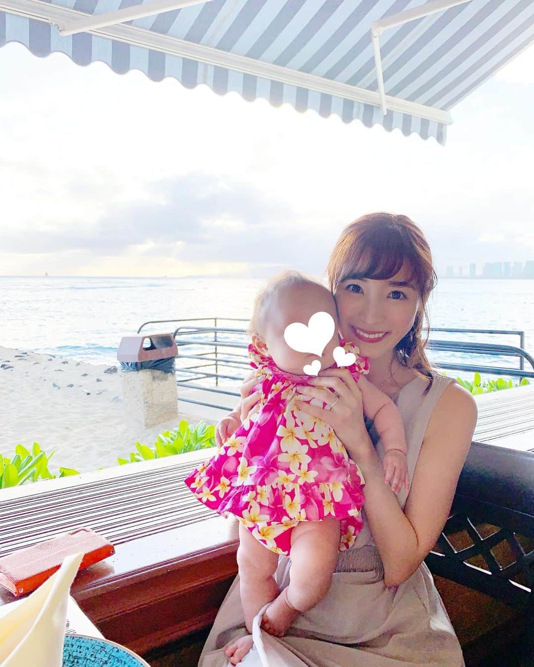 小林真由のインスタグラム：「MICHEL'Sで食事🍴💛﻿﻿ 天使の梯子を眺めながら 景色が美しすぎてうるっとする🥺🙏 思い出の場所に家族で来られてよかった♡﻿ ﻿﻿ one-piece: #mdeux﻿﻿ pierce: #naturalijewelry﻿﻿ ﻿﻿ お気に入りのワンピとピアス🌛﻿ この日もつけてるナチュラリジュエリが﻿﻿ 新宿高島屋2階アクセサリー売り場で﻿﻿ POPUP SHOPを開催してるそうです✨ (6/18まで)﻿ ﻿ 夏アクセ欲しいなぁ🍍✨﻿ ﻿﻿ #hawaii #Honolulu #waikiki #travel #dinner #michels  #ハワイ #ホノルル #ワイキキ #ミッシェルズ #ハワイ旅行  #ハワイ旅 #旅行 #家族旅行 #子連れ旅行 #3世代 #3世代旅行﻿ #誕生日 #エムドゥー #ナチュラリジュエリ #ナチュラリ #アクセサリー #ピアス #天使の梯子 #感動的な景色に馴染む素敵なカップル」