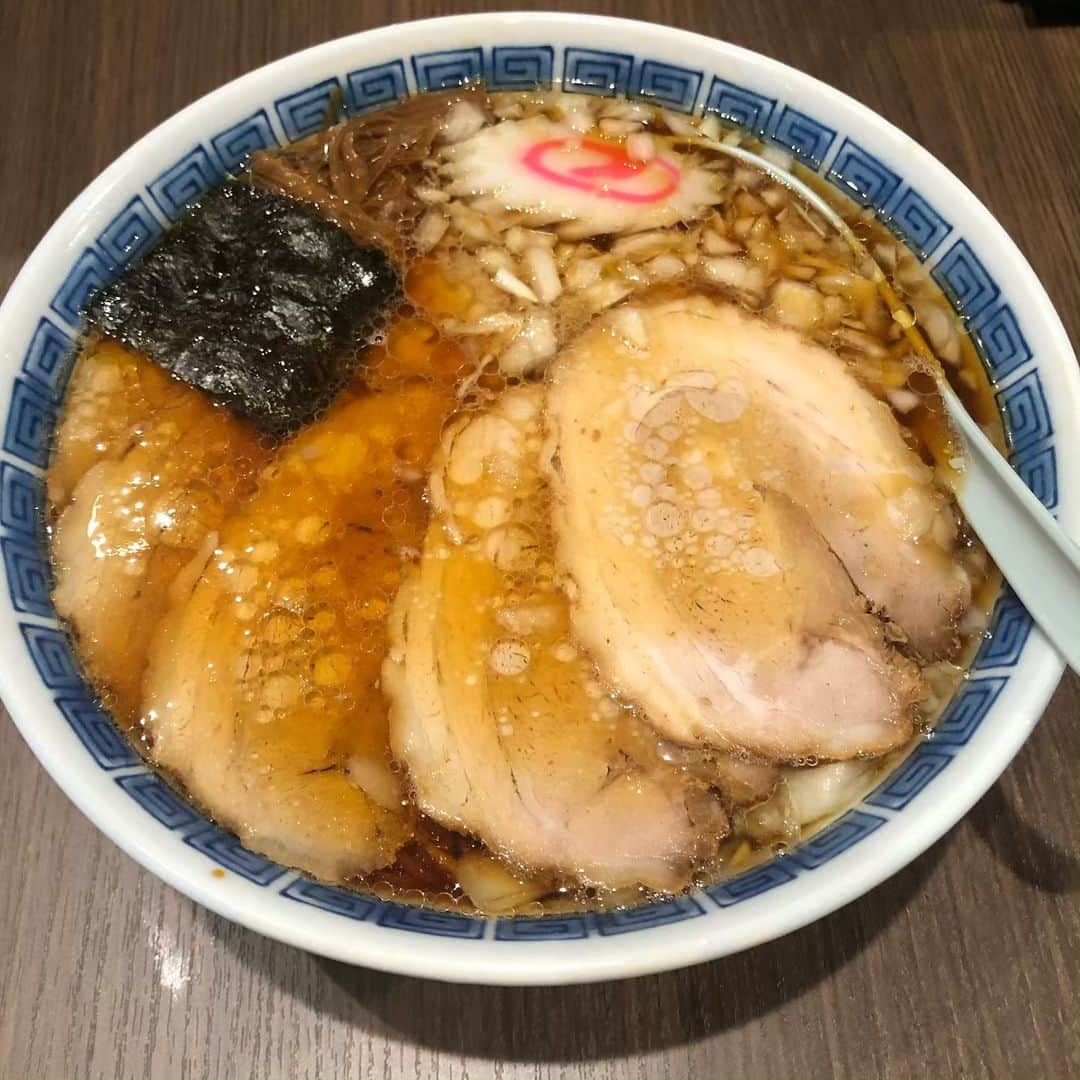 高木三四郎さんのインスタグラム写真 - (高木三四郎Instagram)「またしても新宿御苑にラーメン店が！八王子のお店だそうです。アッサリシンプルで美味しかった。玉ねぎ入れてるラーメンは個人的にポイント高い！  味幸 新宿御苑店 東京都新宿区四谷4-31-7  https://tabelog.com/tokyo/A1304/A130402/13233390/ #ddtpro #プロレス #DDTラーメン部 #新宿御苑前 #ラーメン」6月8日 18時59分 - t346fire