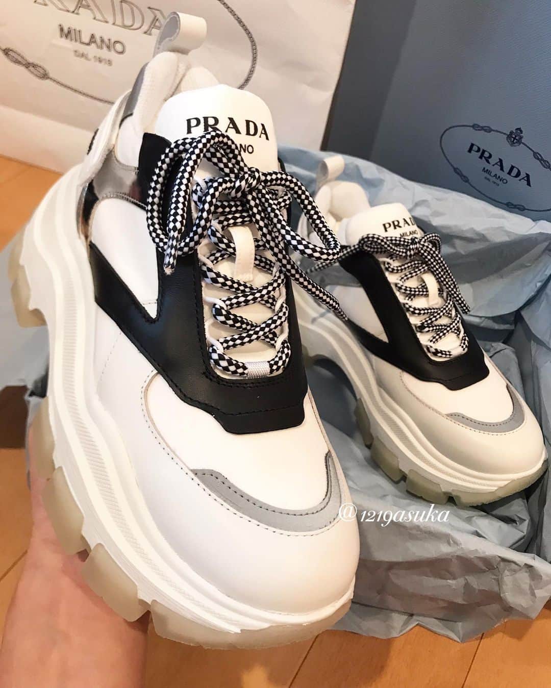 のインスタグラム：「. . New sneaker 👟💕 @prada .  お洒落は足元から🕊 どこへ連れてってくれるんだろう☺️ . . #prada #sneaker #kicks #happylife #スニーカー女子 #モノトーン好き  #足元倶楽部 #足元pic #ママスニーカー  #ママでもお洒落#ママさんと繋がりたい  #女の子ママ #アラフォー #アラフォーママ」
