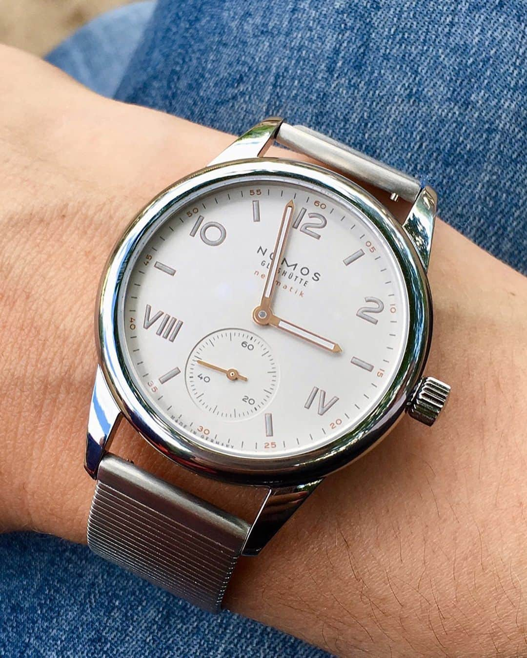 ノモスさんのインスタグラム写真 - (ノモスInstagram)「Summer for the wrist: Club Campus neomatik, presented by NOMOS Head of HR, Amélie.  #nomos #nomosclub #neomatik #wristshot #watch #watches #watchesofinstagram #watchfam #watchuseek #watchlove #watchlover #watchmania #clock #horology #timepiece #timepieces #watchoftheweek #watchoftheday #sportywatch #womw #mynomos」6月8日 19時06分 - nomos_glashuette