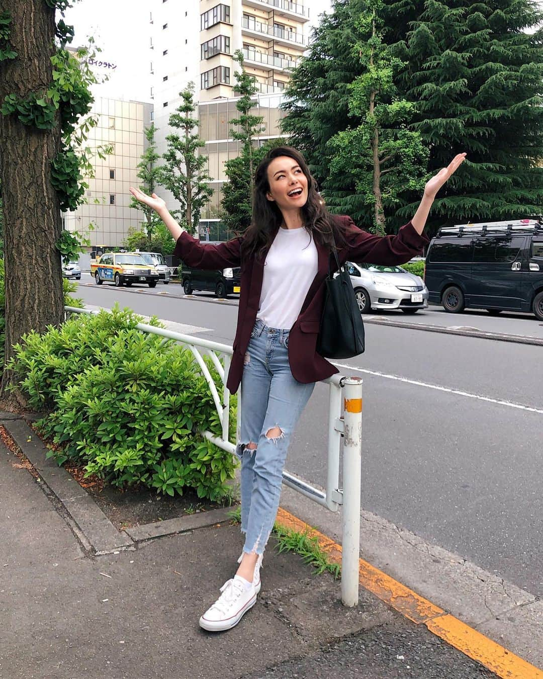 シャウラさんのインスタグラム写真 - (シャウラInstagram)「When you leave the studio and it’s still BRIGHT OUTSIDE!! THE JOY!! Also my outfit today was almost ALL ZARA 🤣🤣 スタジオを出て、外がまだ明るい時の喜び！幸せだー！ちなみに今日の私服はほぼザラでした。笑笑  #ootd T-shirt- ZARA Jacket- ZARA Denim- ZARA Sneakers- converse Bag- Céline  This is NOT an ad for ZARA 🤣 スポンサードバイ ZARA じゃないです。🤣 #fashion #style」6月8日 19時03分 - shaula_vogue