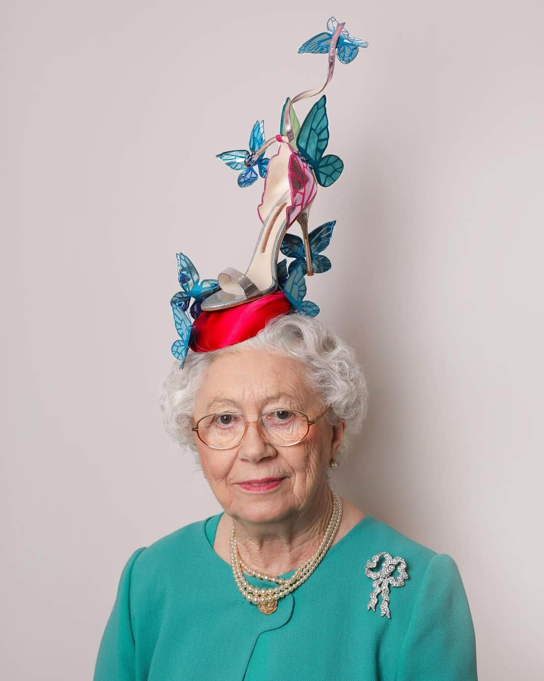 SOPHIA WEBSTERさんのインスタグラム写真 - (SOPHIA WEBSTERInstagram)「Happy Birthday to Her Majesty the Queen! 👑 As it’s such a special occasion, Amazing Grace may just let you wear one of these hats to #TroopingTheColour 🦋 Head over to IGTV to see more... #SophiaWebsterxPiersAtkinson #SophiaWebsterAscot #SophiaWebster #RoyalAscot2019 #Ascot @piersatkinson」6月8日 19時15分 - sophiawebster