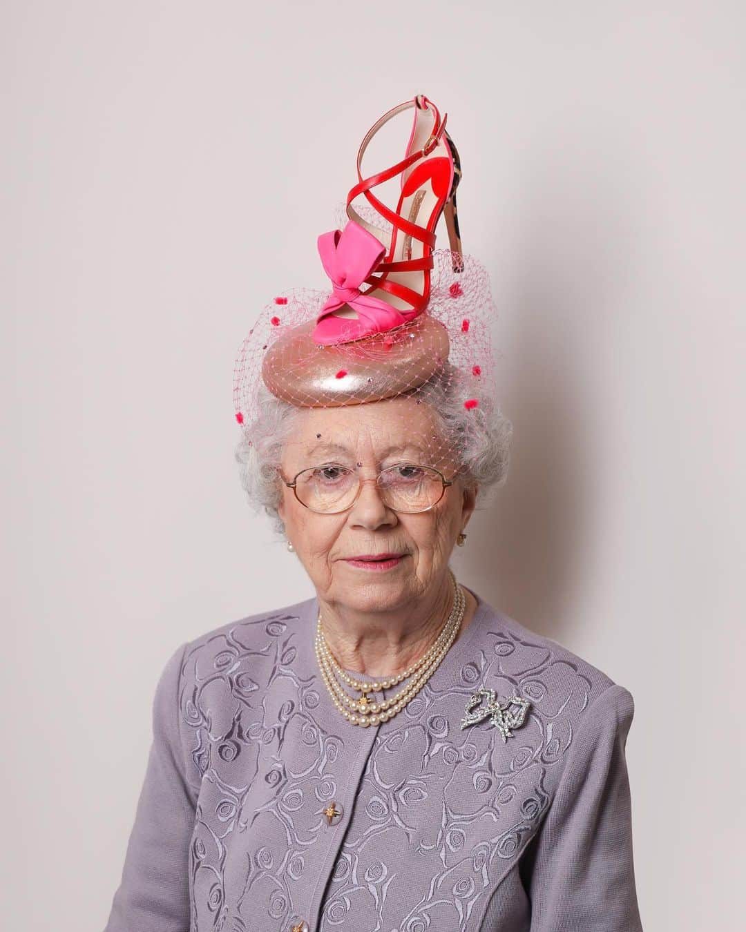 SOPHIA WEBSTERさんのインスタグラム写真 - (SOPHIA WEBSTERInstagram)「Happy Birthday to Her Majesty the Queen! 👑 As it’s such a special occasion, Amazing Grace may just let you wear one of these hats to #TroopingTheColour 🦋 Head over to IGTV to see more... #SophiaWebsterxPiersAtkinson #SophiaWebsterAscot #SophiaWebster #RoyalAscot2019 #Ascot @piersatkinson」6月8日 19時15分 - sophiawebster