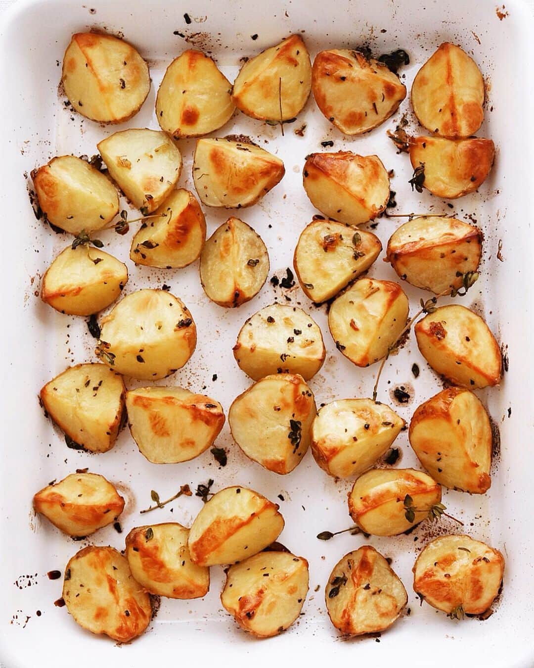 樋口正樹さんのインスタグラム写真 - (樋口正樹Instagram)「roasted potatoes . 今夜は芋が主食。 ハーブ、オイル、 塩で和えてから オーブン焼きで。 ビールと一緒に。 . . #芋が主食 #じゃがいも #ポテト #オーブン焼き #コンベクションオーブン #ホットサラダ #ビールに合う #roastedpotatoes #beerandpotatoes」6月8日 19時10分 - higuccini