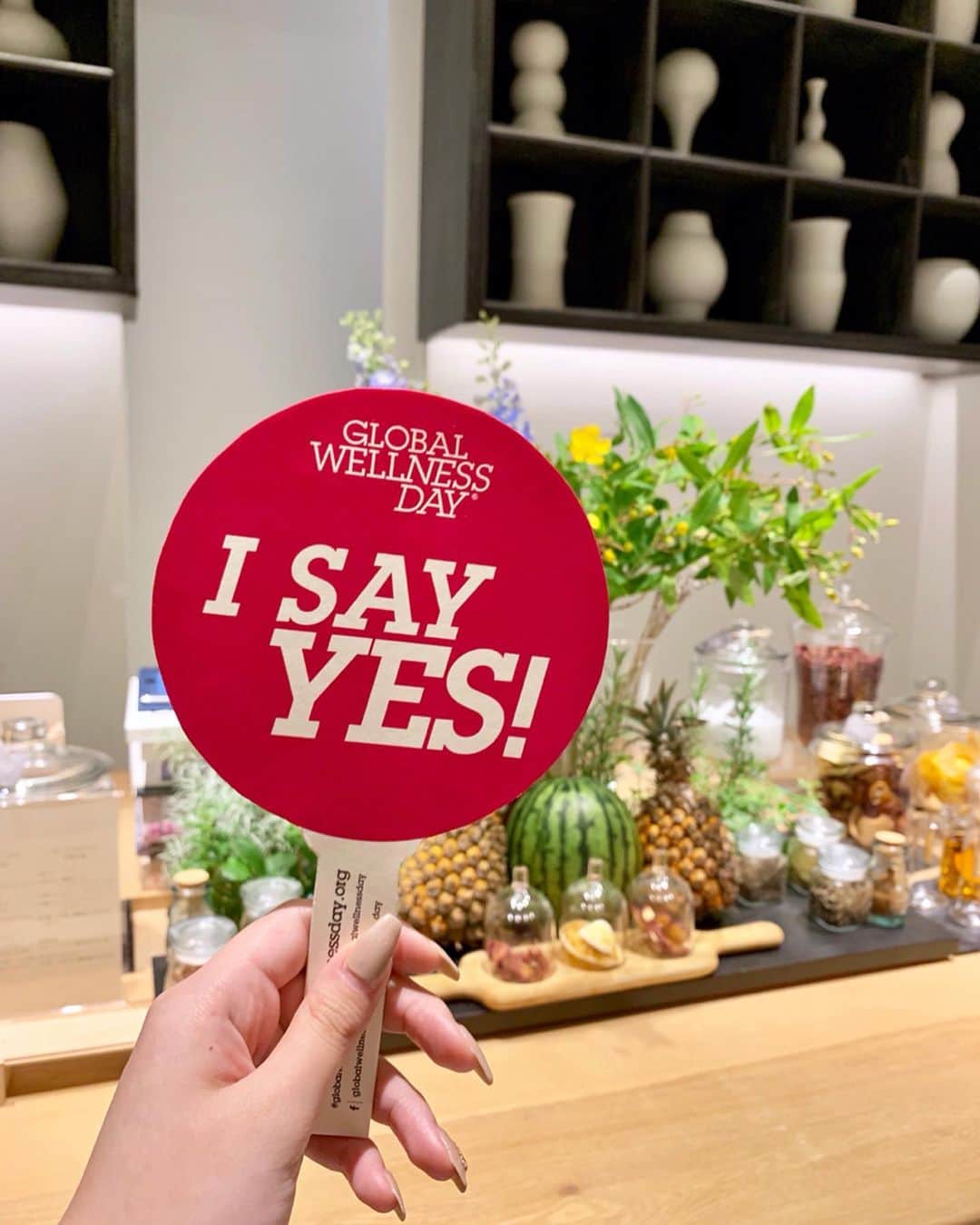 Andaz Tokyo アンダーズ 東京さんのインスタグラム写真 - (Andaz Tokyo アンダーズ 東京Instagram)「Today we celebrate #GlobalWellnessDay 🏃‍♀️ Part of a worldwide initiative, our team at AO Spa will be saying “Yes!” to the 7 steps to wellness. With infused water and healthy snacks served tonight at Andaz Lounge, we encourage our guests to take part! #GWD2019 @Hyatt  毎年6月の第2土曜日はフィジカル＆メンタルともに、より健康的で美しくいられるように、健康的な生活を改めて見つめ直す日「Global Wellness Day」です。 Global Wellness Day　の7つのマニフェスト、どれか一つでも実践してみませんか？  1 STEP　1日1時間歩く 2 STEP　もっと水を飲む 3 STEP　プラスチックボトルを使わない 4 STEP　ヘルシーフードを食べる 5 STEP　よい行いをする 6 STEP　家族で夕食を取る 7 STEP　10時には寝る」6月8日 19時12分 - andaztokyo