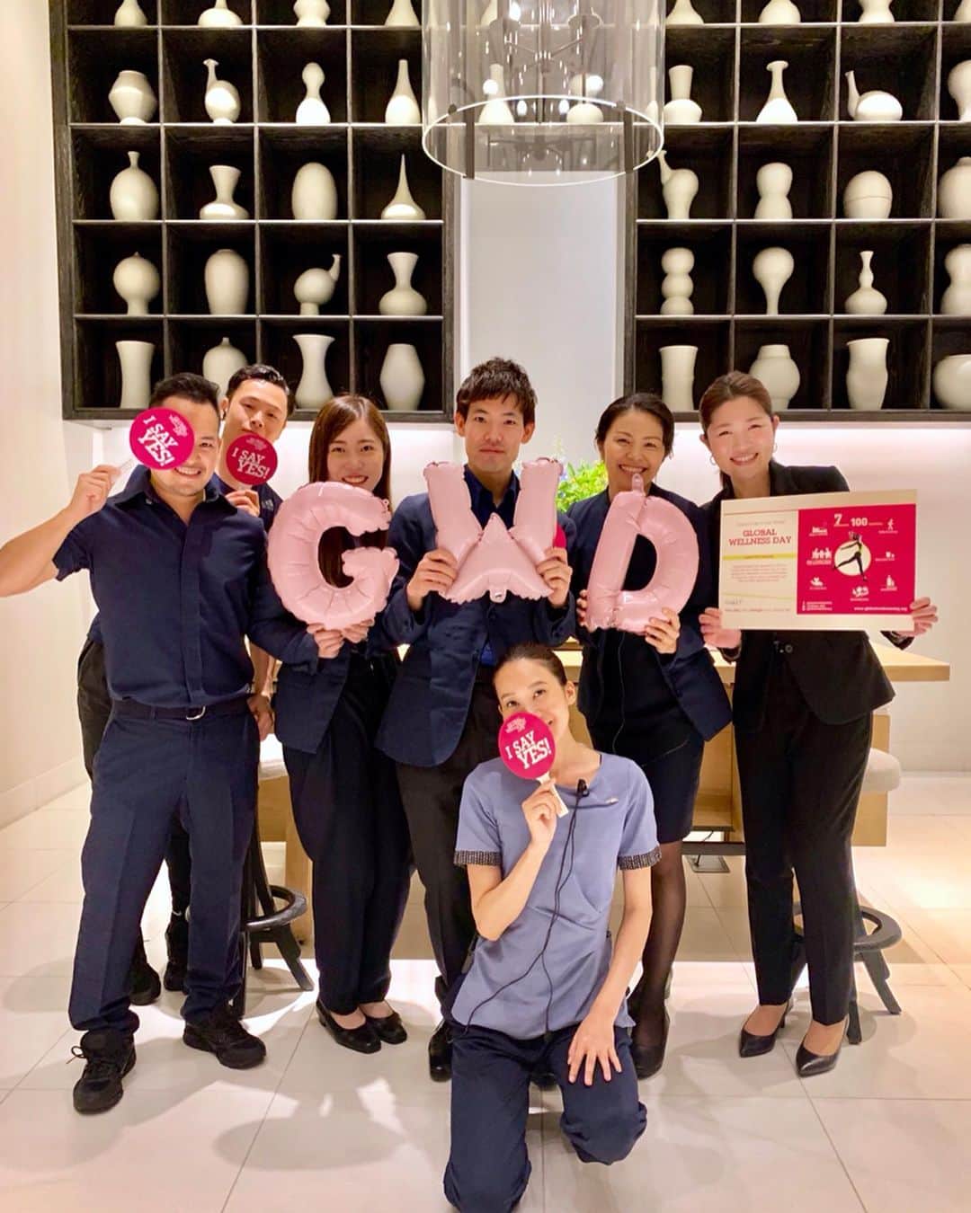 Andaz Tokyo アンダーズ 東京さんのインスタグラム写真 - (Andaz Tokyo アンダーズ 東京Instagram)「Today we celebrate #GlobalWellnessDay 🏃‍♀️ Part of a worldwide initiative, our team at AO Spa will be saying “Yes!” to the 7 steps to wellness. With infused water and healthy snacks served tonight at Andaz Lounge, we encourage our guests to take part! #GWD2019 @Hyatt  毎年6月の第2土曜日はフィジカル＆メンタルともに、より健康的で美しくいられるように、健康的な生活を改めて見つめ直す日「Global Wellness Day」です。 Global Wellness Day　の7つのマニフェスト、どれか一つでも実践してみませんか？  1 STEP　1日1時間歩く 2 STEP　もっと水を飲む 3 STEP　プラスチックボトルを使わない 4 STEP　ヘルシーフードを食べる 5 STEP　よい行いをする 6 STEP　家族で夕食を取る 7 STEP　10時には寝る」6月8日 19時12分 - andaztokyo