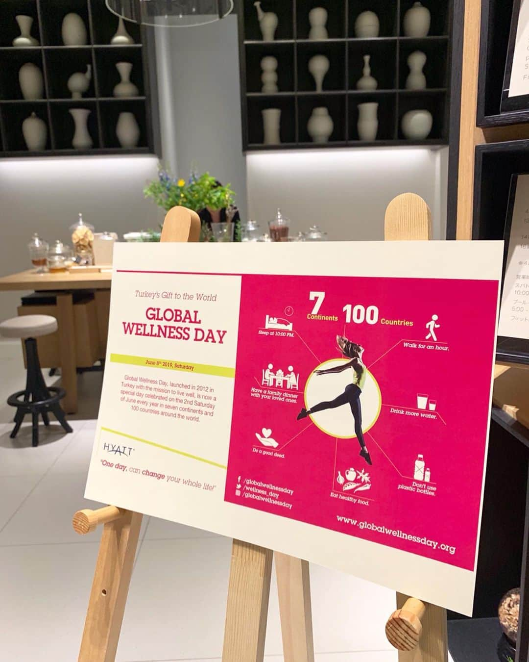 Andaz Tokyo アンダーズ 東京さんのインスタグラム写真 - (Andaz Tokyo アンダーズ 東京Instagram)「Today we celebrate #GlobalWellnessDay 🏃‍♀️ Part of a worldwide initiative, our team at AO Spa will be saying “Yes!” to the 7 steps to wellness. With infused water and healthy snacks served tonight at Andaz Lounge, we encourage our guests to take part! #GWD2019 @Hyatt  毎年6月の第2土曜日はフィジカル＆メンタルともに、より健康的で美しくいられるように、健康的な生活を改めて見つめ直す日「Global Wellness Day」です。 Global Wellness Day　の7つのマニフェスト、どれか一つでも実践してみませんか？  1 STEP　1日1時間歩く 2 STEP　もっと水を飲む 3 STEP　プラスチックボトルを使わない 4 STEP　ヘルシーフードを食べる 5 STEP　よい行いをする 6 STEP　家族で夕食を取る 7 STEP　10時には寝る」6月8日 19時12分 - andaztokyo