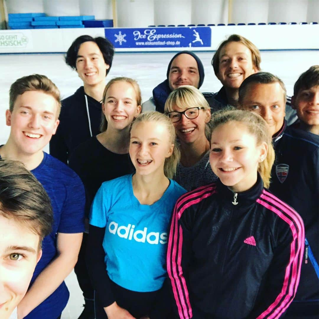 ステファノ・カルーゾさんのインスタグラム写真 - (ステファノ・カルーゾInstagram)「Chemnitz Seminar June 2019 / Great Team work 🇩🇪⛸💪 #Chemnitz #icedance #figureskating #eistanz #deutscheeislaufunion #teamwork #kidsarethefuture #novice #happydays #happylife #ciaobelli」6月8日 19時18分 - stef_caruso