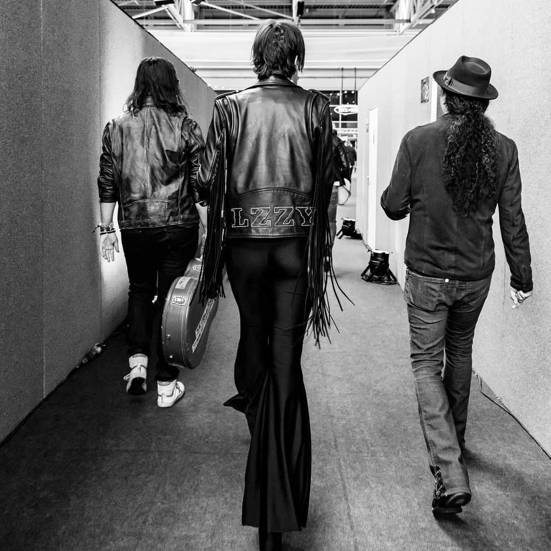 ジー・ヘイルさんのインスタグラム写真 - (ジー・ヘイルInstagram)「Backstage at Nürburgring, Germany. @rockamringofficial #rockamring2019 photos by @judyhwon」6月8日 19時28分 - officiallzzyhale