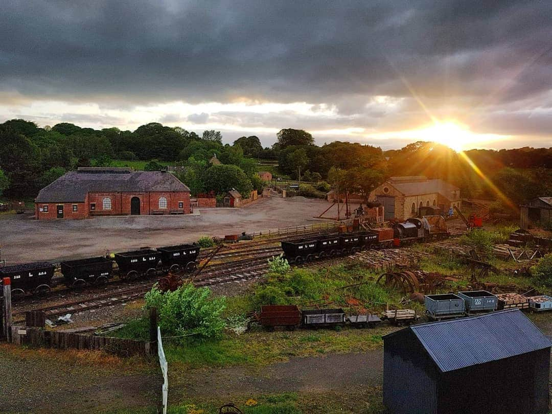 ベーミッシュ美術館さんのインスタグラム写真 - (ベーミッシュ美術館Instagram)「#Sunset over our Colliery Yard last Sunday, taken by Matt our Regional Heritage Engineering Centre Technician! Have you got a sunset (or #sunrise!) photo at Beamish? 📸🌄 #landscape #sunrise_sunset_photogroup #view #industry #photooftheday #clouds #instasun #instasunsets #lovedurham #sky」6月8日 19時29分 - beamish_museum