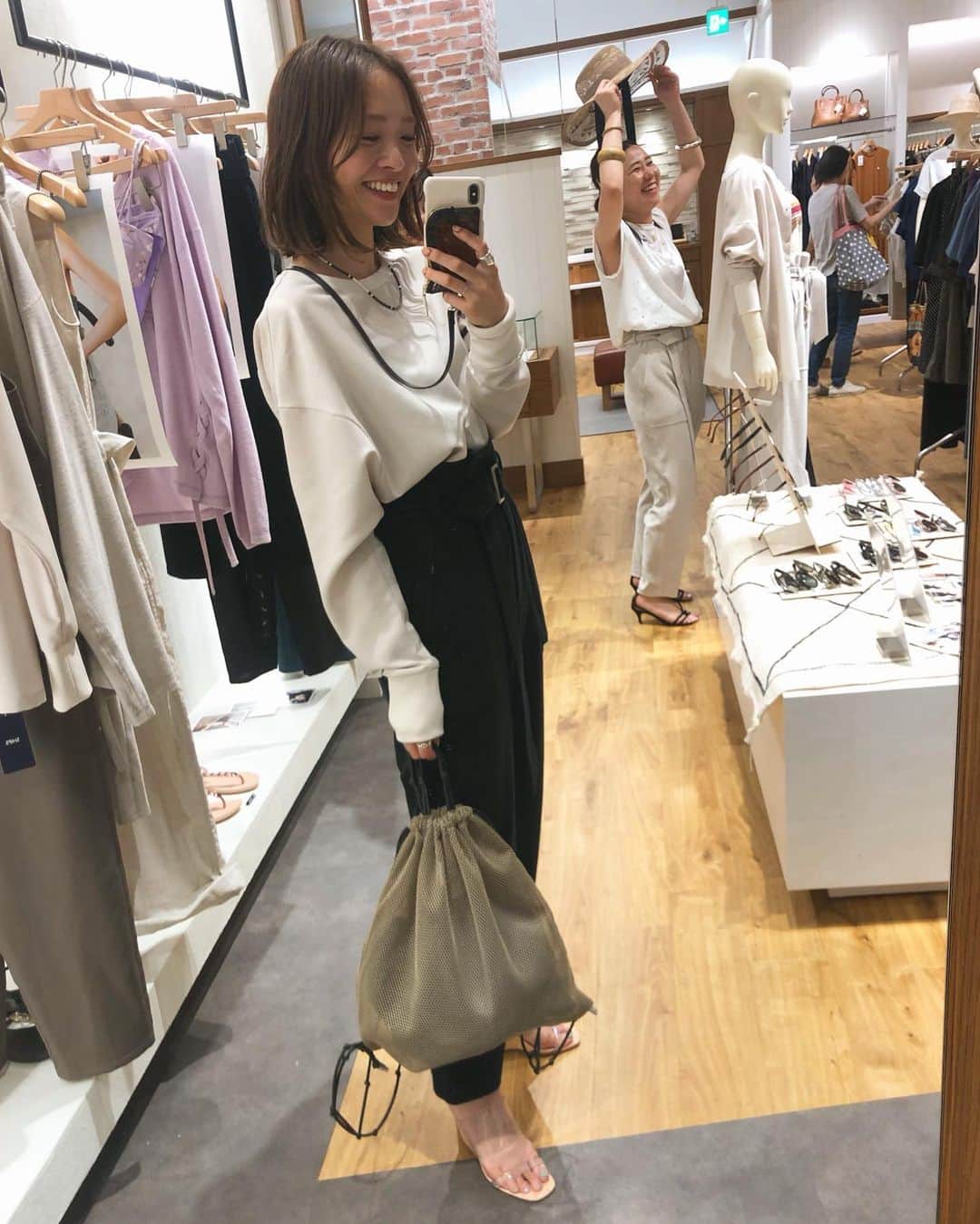 野尻美穂のインスタグラム：「テラスモール楽しかった💜 来て下さった皆様ありがとうございました😊 ちなみにハットも作ってるんです😚 着てるのもWai💚 #wai_ships #後ろにいるのはバイヤー松浦ちゃん😚」