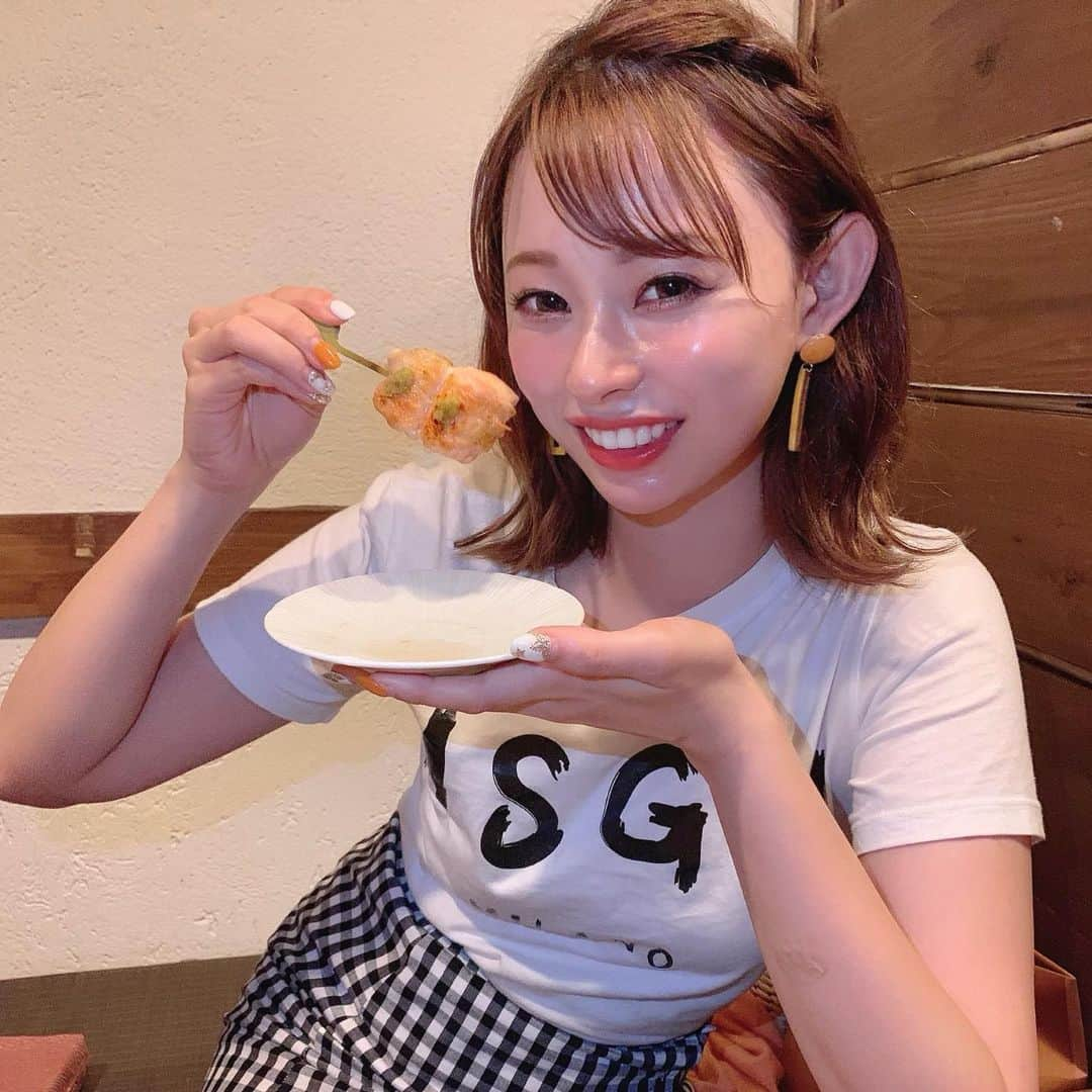 karen okajimaさんのインスタグラム写真 - (karen okajimaInstagram)「ㅤㅤㅤ ㅤㅤㅤ こないだは女子会で木鶏さんへ🐓💕 ㅤㅤㅤ  最高級紀州備長炭を使用していて 本格炭火焼鳥が楽しめる木鶏さん💓  焼鳥一筋18年のこだわりがあるから 本当にどれも美味しくて幸せでした🤤👌 かれんがその中で1番好きなのは、つくねチーズ❤️ ㅤㅤㅤ 噛めば噛むほど美味しかった〜🤤🤤 ㅤㅤㅤ  ほんでお目当ての黄金の卵かけごはん！！ 金箔が乗っててまじで黄金！！！ 最強に美味しくてほっぺがとろんっでした💕 後、5杯は完全にいけたな🤦‍♀️笑  ほんで、濃厚な鶏スープもシメに頂いた💓 塩麹を入れたらより甘く濃厚になって 美味しかったよ😍👏✨✨ ㅤㅤㅤ  ぜひみんなも行ってみてほしいっ💕 はぁ、幸せな時間をありがとうございました✨  ㅤㅤㅤ ㅤㅤㅤ 🐓木鶏 mokkei 🏠大阪市中央区東心斎橋1-8-14 オーブナテビル Ｂ1Ｆ 地下鉄御堂筋線 心斎橋駅 5番6番出口より徒歩5分 地下鉄長堀鶴見緑地線 長堀橋駅 7番出口より徒歩3分 地下鉄堺筋線 長堀橋駅 7番出口より徒歩3分 ⏰17:00〜24：00 （LO　23:00）  #木鷄 #心斎橋グルメ #心斎橋ディナー #グルメ岡島 #岡島かれん #心斎橋焼き鳥 #黄金の卵かけご飯 #TKG #ビジョメシ」6月8日 19時41分 - karenokajima0318