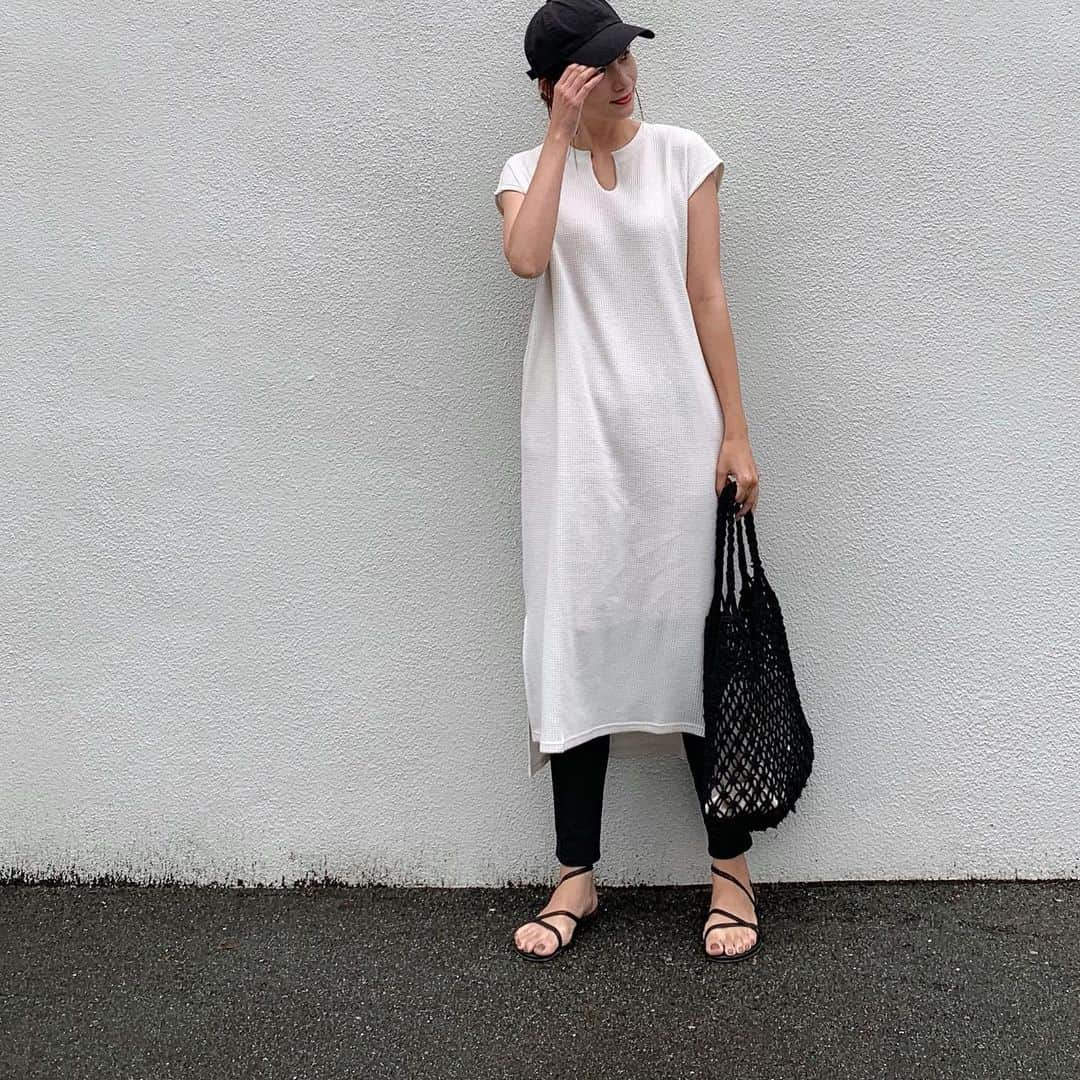 Nagiさんのインスタグラム写真 - (NagiInstagram)「. モノトーン♡ . 昨日のコーデ  @chaco_closet__official のサーマルのワンピース  さらっときれちゃうし キーネックの首もともいいね🎶 zozoでタイムセール中になってますよ☺️☺️ . . . . #chacocloset#チャコクローゼット#ワンピース」6月8日 19時34分 - nagina001