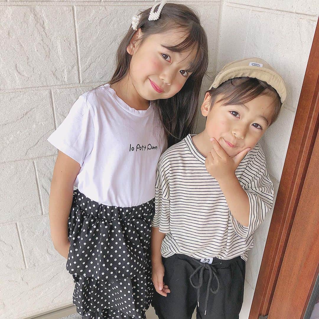 かなのインスタグラム：「． 今日はモノトーン🖤 ストーリーでたくさん質問いただいた今日のお洋服は 2人とも @urbancherry_ のセットアップでした🥰 セットだからコーデいらずで楽ちん😭💓 ． アンナのパールピンは @liebe_select 💎 りきとのcapは @globalwork_official 🧢 ． 梅雨入りしたけど晴れてきて暑かったので久しぶりにスタバへ😍 抹茶が好きだからみんなでシェア💚 なにかを食べたり飲んだりしてる顔ってなんか好き😂💕 みんなはスタバ、なにが好き？🥰 ． ． #今日のコーデ#今日の服#モノトーン#リンクコーデ#シミラールック#姉弟#娘#息子#kidsfashion #kidsootd#starbucks#greentea」