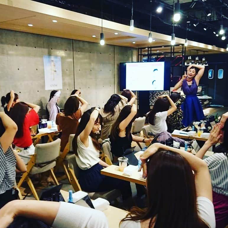 間々田佳子のインスタグラム：「美的Cafe×CPコスメティクス イベント  #美的カフェ #cpコスメティクス  #顔ヨガ #美容Ｗアプローチ #顔の外からと内側から #間々田佳子 #顔ヨガを若いみなさんにもおすすめしたい #表情に自信を #表情の癖がシワやたるみを作る」