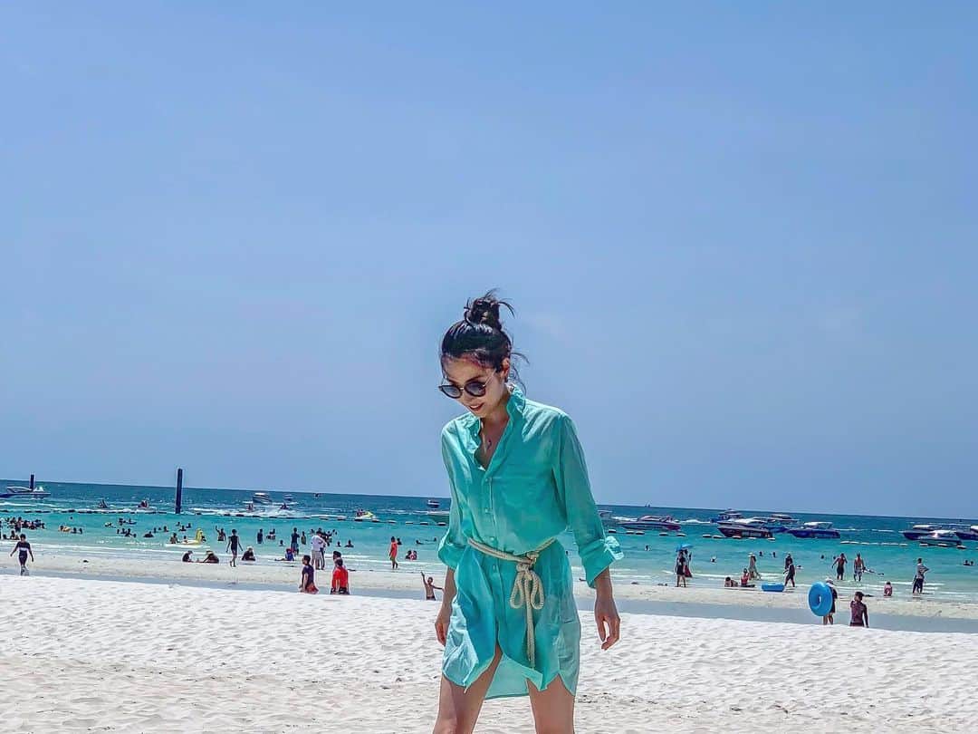 砂田早紀のインスタグラム：「Blue Ocean, blue sky🏝 Sunshine! Perfect day for a walk on the beach also this comfy shirt 👚 color matches with my background. @frankandeileenjapan @frankandeileen  #worldoceanday  #frankandelieen#bluesky#beach#resort#thailand#firsttime#comfyoutfit #instatravel #liveauthentic #lifeofadventure #travelpic #travellife #traveldiary #ilovetravel #stayandwander #keepexploring  #thebestholiday」