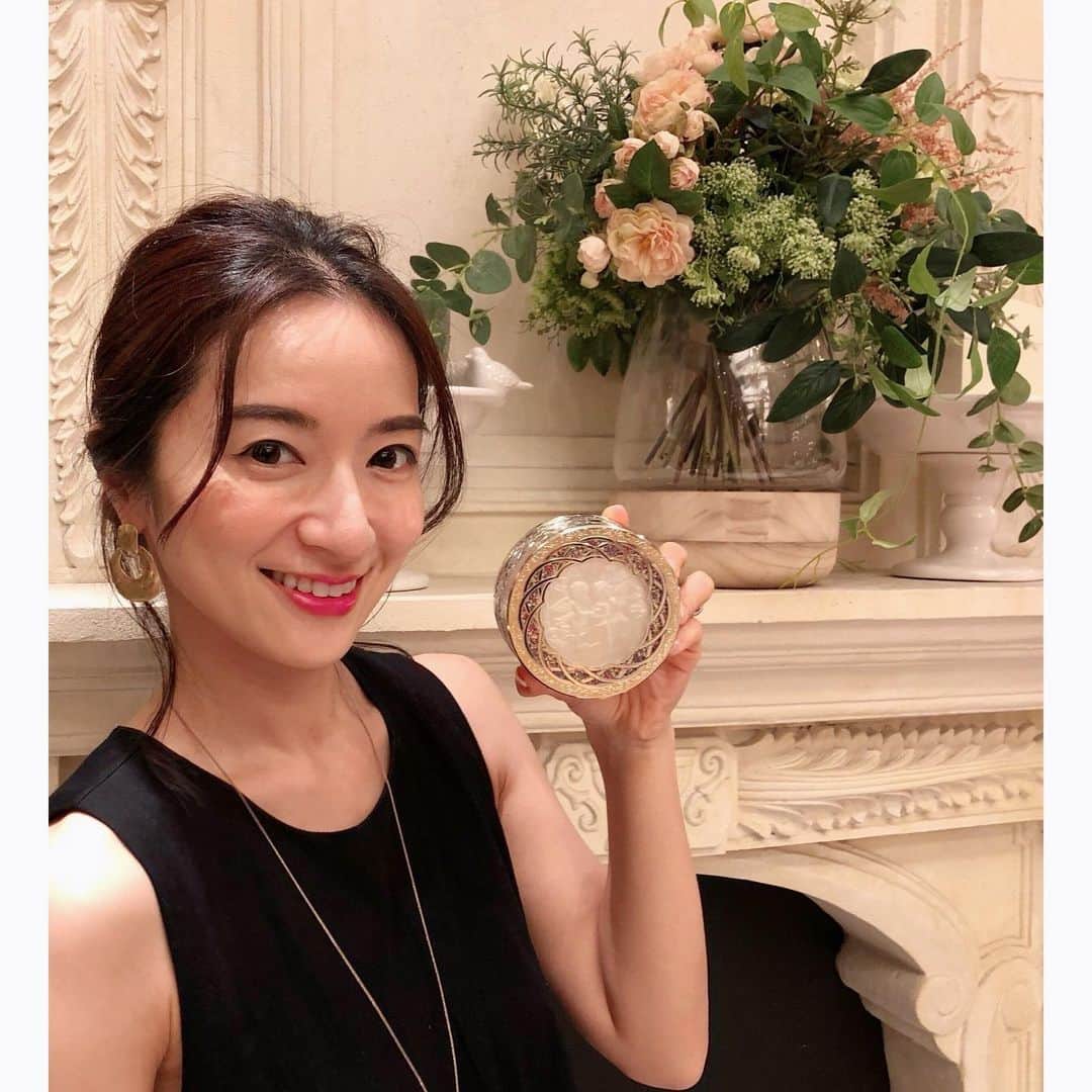Mayuko Watanabe 渡辺真由子さんのインスタグラム写真 - (Mayuko Watanabe 渡辺真由子Instagram)「カネボウさんにご招待いただき、「ミラノコレクションサローネ2020」に参加してきました♡ ・ 毎年発売されている仕上げのフェースアップパウダー『ミラノコレクション』をご存知ですか？😃 私は母が昔から愛用していて実家の化粧棚に置いてあって可愛いパッケージだなと見ていたので笑、実は身近な存在です☺️ そんな『ミラノコレクション』が30周年を迎えます！ 30年間愛され続けている商品ってすごい😆✨ ・ ミラコレ2020は〈名画のような肌〉をキーワードというだけあって、実際使ってみると密着感があり、透明感のあるツヤ肌に仕上がるのがわかりました💕 天然香料を使っているローズの香りも女性らしさもあり、うっとりするようなとても素敵な香りでした😍 パッケージは華やかさもあり、オモテ面の天使も可愛くて持っているだけで気分が上がりそうです😆👍 6月から予約開始になりますので、ぜひチェックしてみてください〜^_^♡ #ミラコレ2020#ミラノコレクション#フェースパウダー#自分史上最高ミラコレ#ミラコレ30周年#pr#ミラノコレクション2020#ミラノコレクションサローネ2020#ミラコレクター#名画のような肌#コスメコンシェルジュ#美容好き#美容好きと繋がりたい」6月8日 19時38分 - watanabe_mayuko