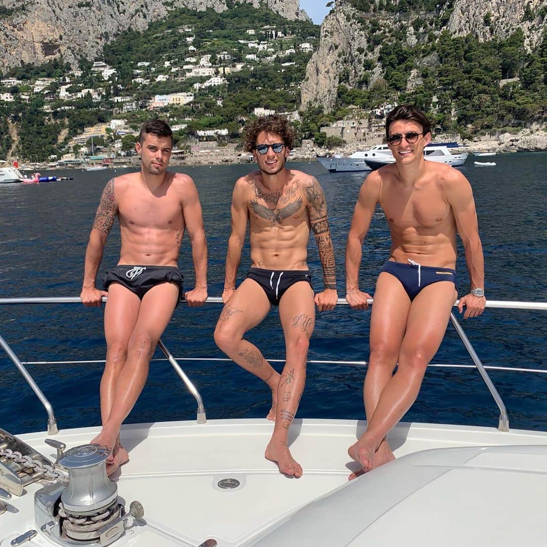 のインスタグラム：「Capri 💙 #2019 #friends #isoladicapri」