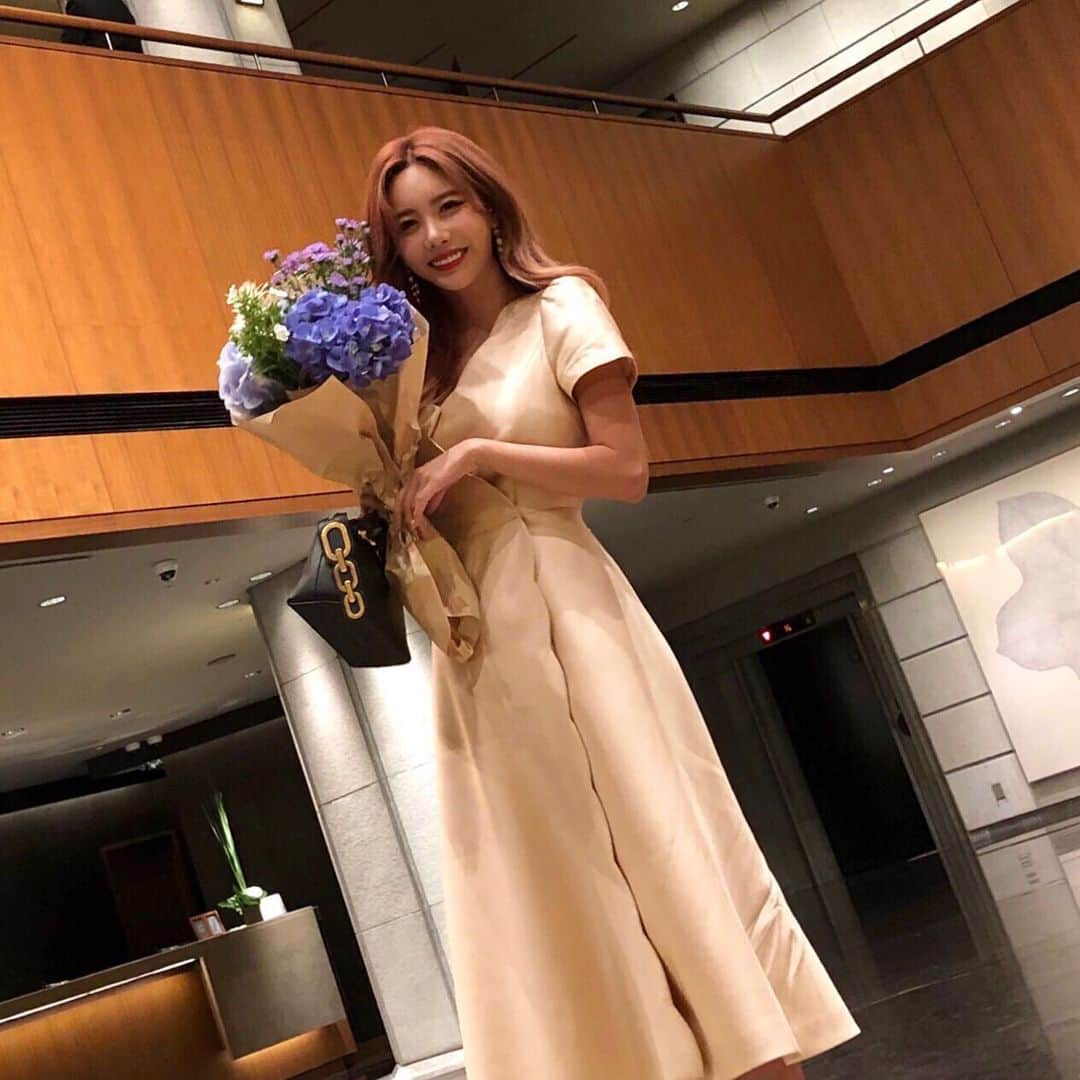 キュリ さんのインスタグラム写真 - (キュリ Instagram)「💐 예쁜 커플 이제 부부👰🏻🤵🏻 #결혼식 #하객  #부럽당」6月8日 19時50分 - qtfreet