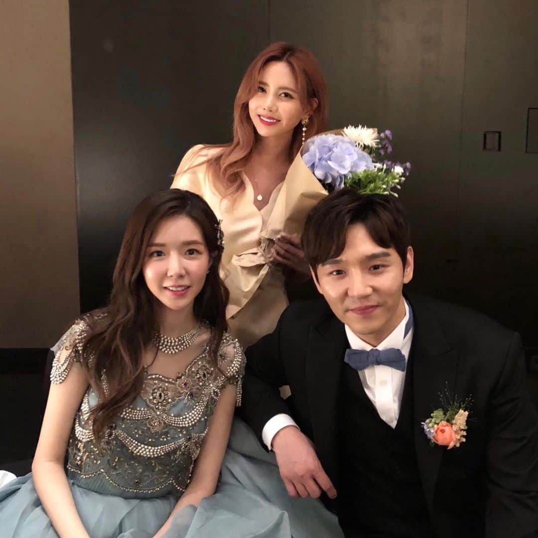 キュリ さんのインスタグラム写真 - (キュリ Instagram)「💐 예쁜 커플 이제 부부👰🏻🤵🏻 #결혼식 #하객  #부럽당」6月8日 19時50分 - qtfreet