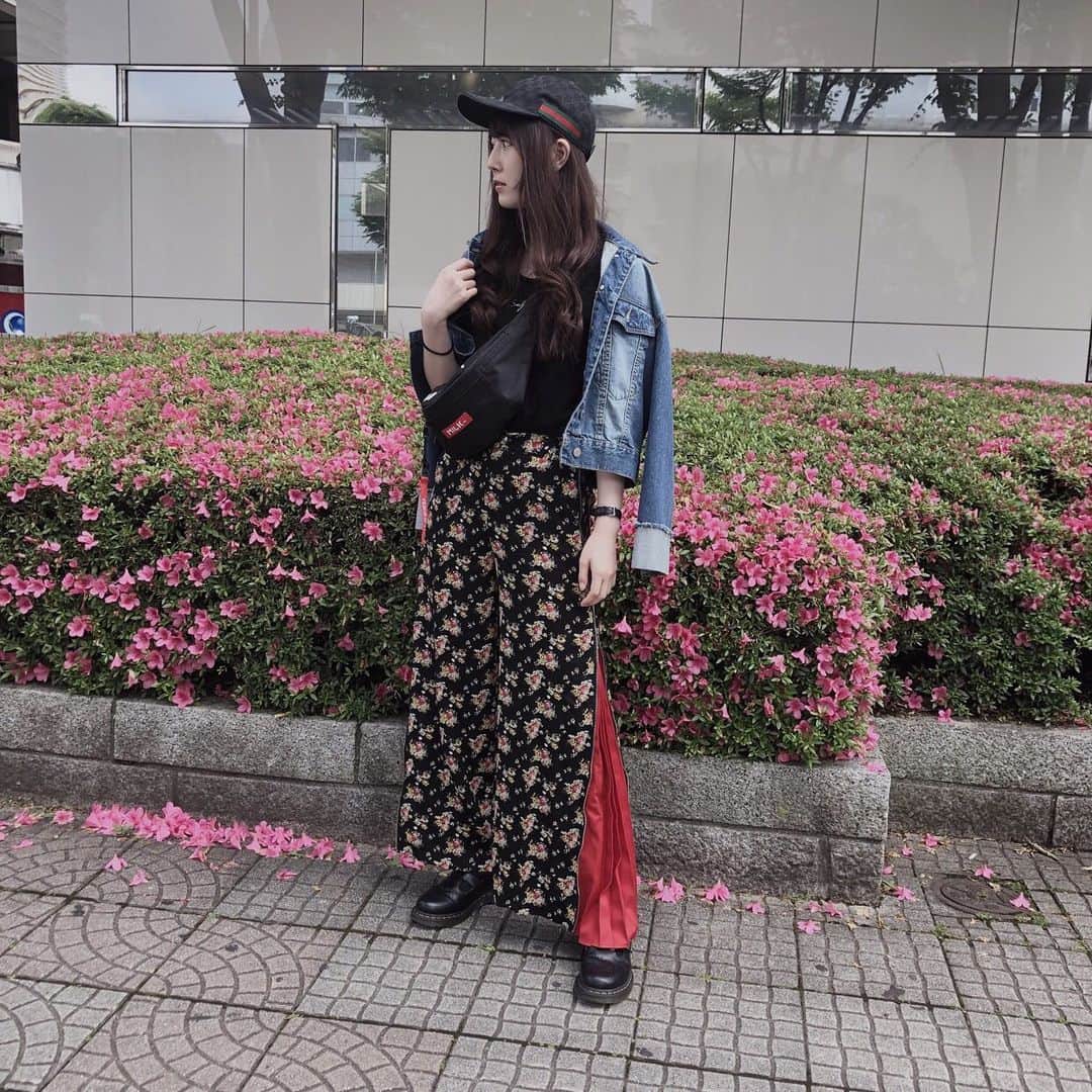 日下部美愛のインスタグラム：「久しぶりの私服 パンツの横の赤いところはね、チャック開けたり閉めたり出来るから花柄の普通のパンツとしても履けるし、 写真みたいに半分開けたりできるんだよ〜きゃわみ . . #GUCCI #jouetie #drmartens #milkfed #photo #japan #model #me #portrait #portraitphotography #fashion #makeup #followme #instagood #camera #한국 #맞팔 #사진 #데일리 #데일리룩 #粉我 #偶像 #ファインダー越しの私の世界」