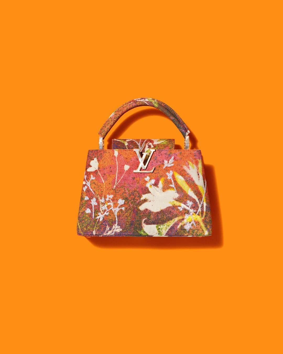 のインスタグラム：「Natural wonder. #SamFalls translated one of his signature abstract landscapes onto the Capucines bag for the new #LouisVuitton Artycapucines Collection. Explore the limited-edition collaboration with six renowned contemporary artists via link in bio.」