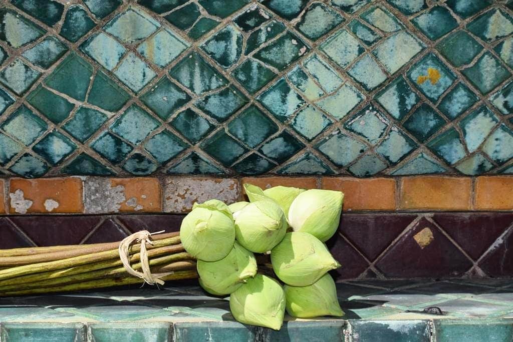 倉岡晋也のインスタグラム：「Strong ✓ #Contrast #balance #history #culture Energy at #watpho Release yourself and purify one's soul.... So  much thought about #humannature In Bangkok trip 魂の解放と浄化のコントラストが凄すぎて 圧倒されたバンコクの旅」