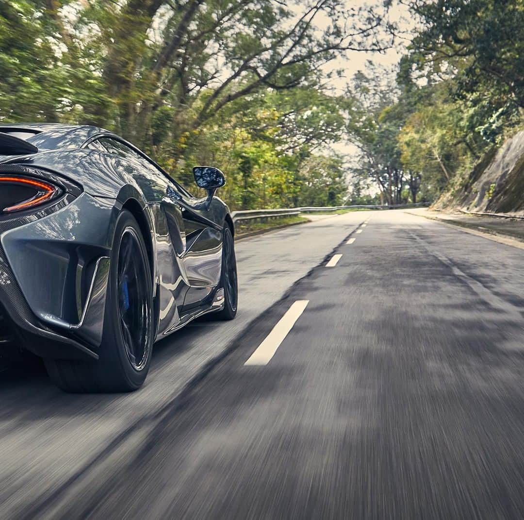 McLaren Automotiveさんのインスタグラム写真 - (McLaren AutomotiveInstagram)「Occasionally the white lines, kerbs and trees align into an enticing straight, your view down the road suddenly clear. That’s when the crisp, hard bark of the #McLaren600LT’s exhaust suddenly rings out across the forest.」6月8日 20時00分 - mclarenauto