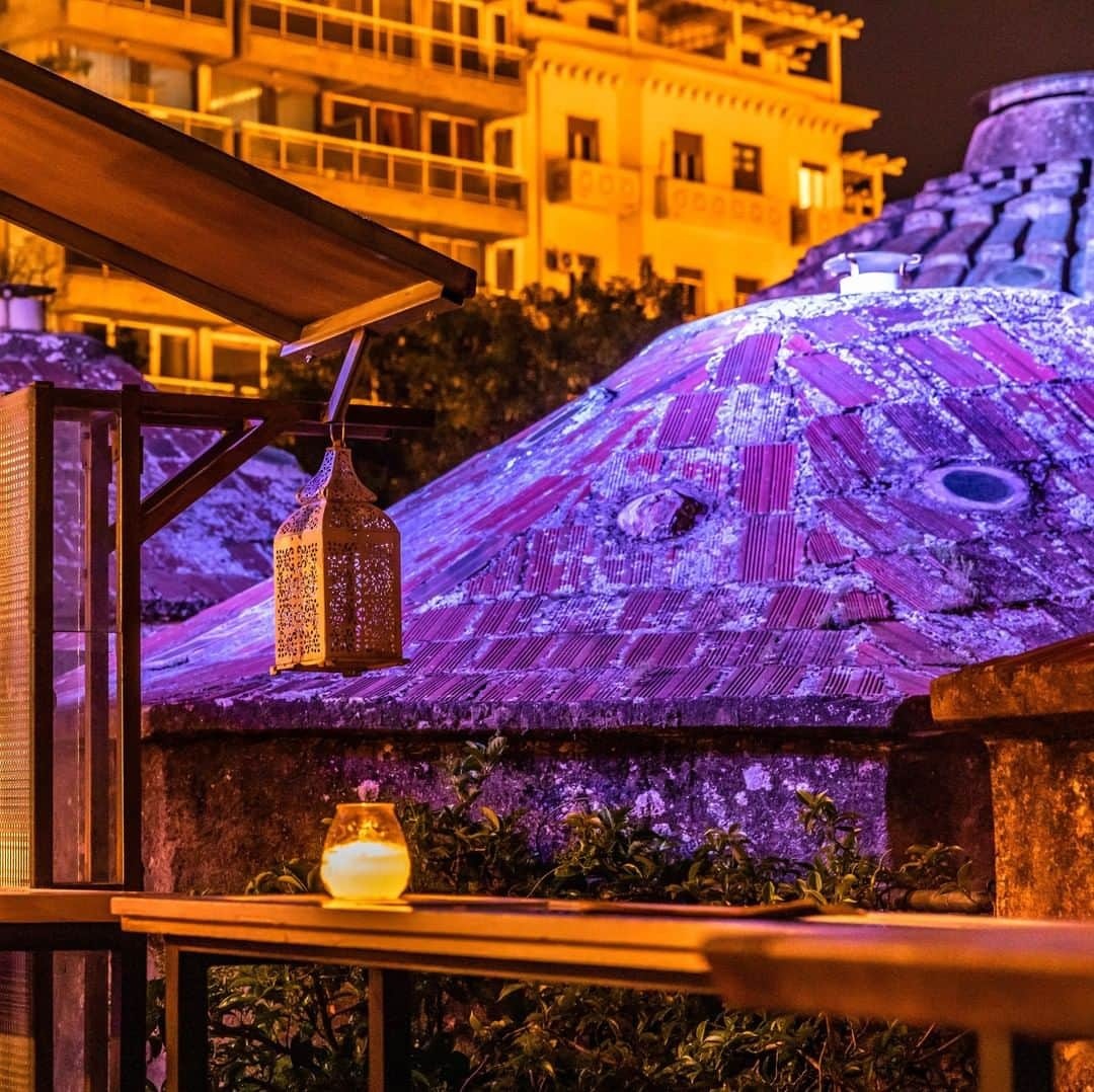 ルフトハンザさんのインスタグラム写真 - (ルフトハンザInstagram)「One of the hot spots in Thessaloniki: a bar overlooking the roofs of a former Turkish hamam. In the evenings, when the roofs are illuminated, the atmosphere here is truly magical. #Lufthansa #CityOfTheMonth #Thessaloniki」6月8日 20時01分 - lufthansa