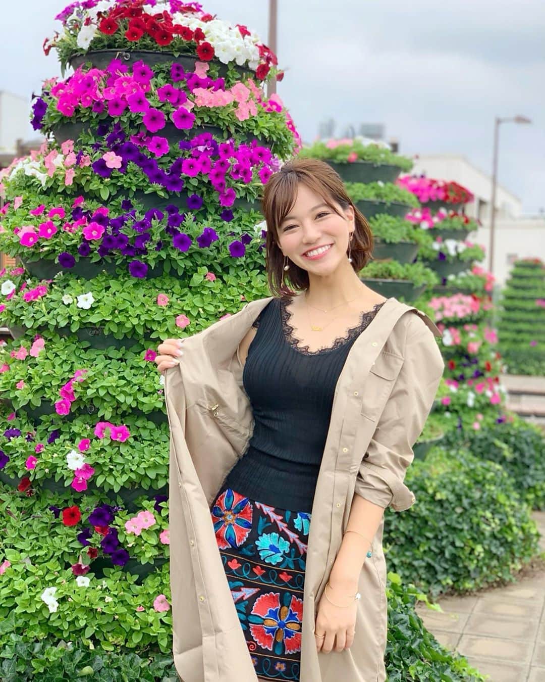 のインスタグラム：「こんばんは😊✨💕 . 今日は家族Day👨‍👩‍👧‍👦❤️ 翔んで埼玉で話題の埼玉に帰省🙆‍♀️笑 . 日本も梅雨入りしたので、いつ雨が降っても大丈夫なように、so closeのはっ水シャツデザイン ライトコートを着ていったよっ🧥☔️ . Outer... @so_close_official  Tops... @rubys.jp  Skirt... @grace_continental.div  Jewelry... @stellarhollywood . so closeのカタログでこのコートを @audrey_ayaka ちゃんが着ててまさに  @classy_mag_insta 風ハンサムカジュアルコーデ🙆で、まねっこしました🙆‍♀️🥺❤️笑 . 内側でウエストも絞れるし、フードも取り外し可能だからほんと着まわし万能🙆‍♀️ . アクセは、ステラハリウッドのブレスを重ね付け🙆‍♀️ハワイ行きたいからネックレスでアロハ気分🤙🌺💕笑 . リゾートいきたいなぁ✨💕 今日もお疲れ様でした✨ . #soclose #socloseme #ソークロース #カタログ #大人コーデ #pr #雨の日コーデ #ミニスカート #ミニスカ #6月コーデ #アウター #梅雨対策 #防水 #classy #クラッシー #stellarhollywood #ステラハリウッド #ステハリ #コーディネート #コーデ #ファッション #カジュアル #カジュアルコーデ #casual #casualstyle #休日コーデ #梅雨 #instafashion #fashion #おしゃれさんと繋がりたい」