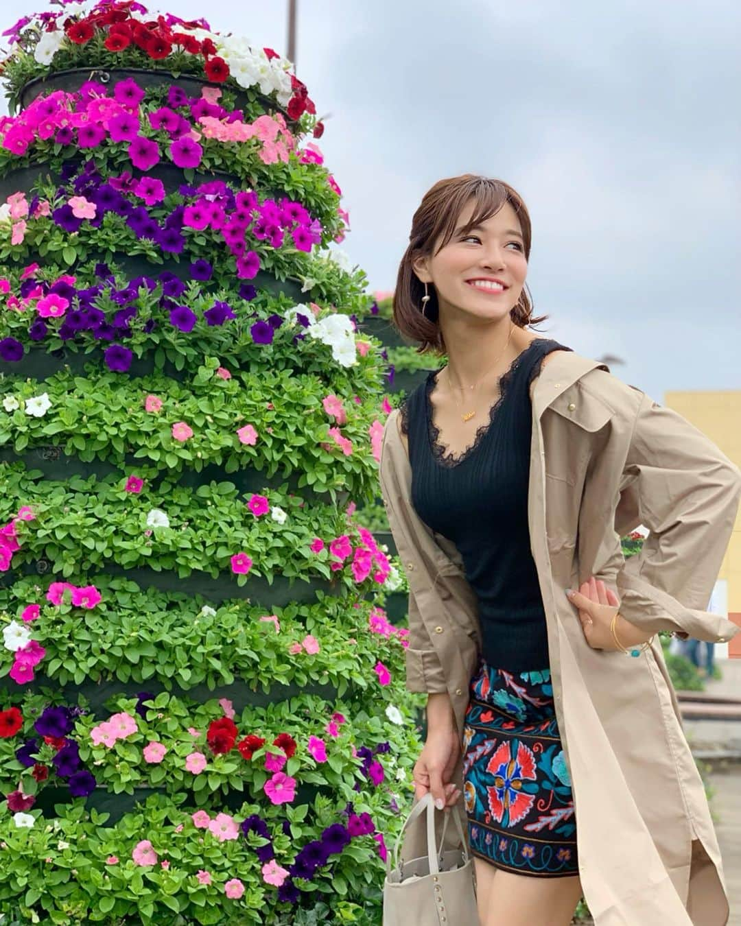 石井里奈さんのインスタグラム写真 - (石井里奈Instagram)「こんばんは😊✨💕 . 今日は家族Day👨‍👩‍👧‍👦❤️ 翔んで埼玉で話題の埼玉に帰省🙆‍♀️笑 . 日本も梅雨入りしたので、いつ雨が降っても大丈夫なように、so closeのはっ水シャツデザイン ライトコートを着ていったよっ🧥☔️ . Outer... @so_close_official  Tops... @rubys.jp  Skirt... @grace_continental.div  Jewelry... @stellarhollywood . so closeのカタログでこのコートを @audrey_ayaka ちゃんが着ててまさに  @classy_mag_insta 風ハンサムカジュアルコーデ🙆で、まねっこしました🙆‍♀️🥺❤️笑 . 内側でウエストも絞れるし、フードも取り外し可能だからほんと着まわし万能🙆‍♀️ . アクセは、ステラハリウッドのブレスを重ね付け🙆‍♀️ハワイ行きたいからネックレスでアロハ気分🤙🌺💕笑 . リゾートいきたいなぁ✨💕 今日もお疲れ様でした✨ . #soclose #socloseme #ソークロース #カタログ #大人コーデ #pr #雨の日コーデ #ミニスカート #ミニスカ #6月コーデ #アウター #梅雨対策 #防水 #classy #クラッシー #stellarhollywood #ステラハリウッド #ステハリ #コーディネート #コーデ #ファッション #カジュアル #カジュアルコーデ #casual #casualstyle #休日コーデ #梅雨 #instafashion #fashion #おしゃれさんと繋がりたい」6月8日 20時01分 - ri7tin1025