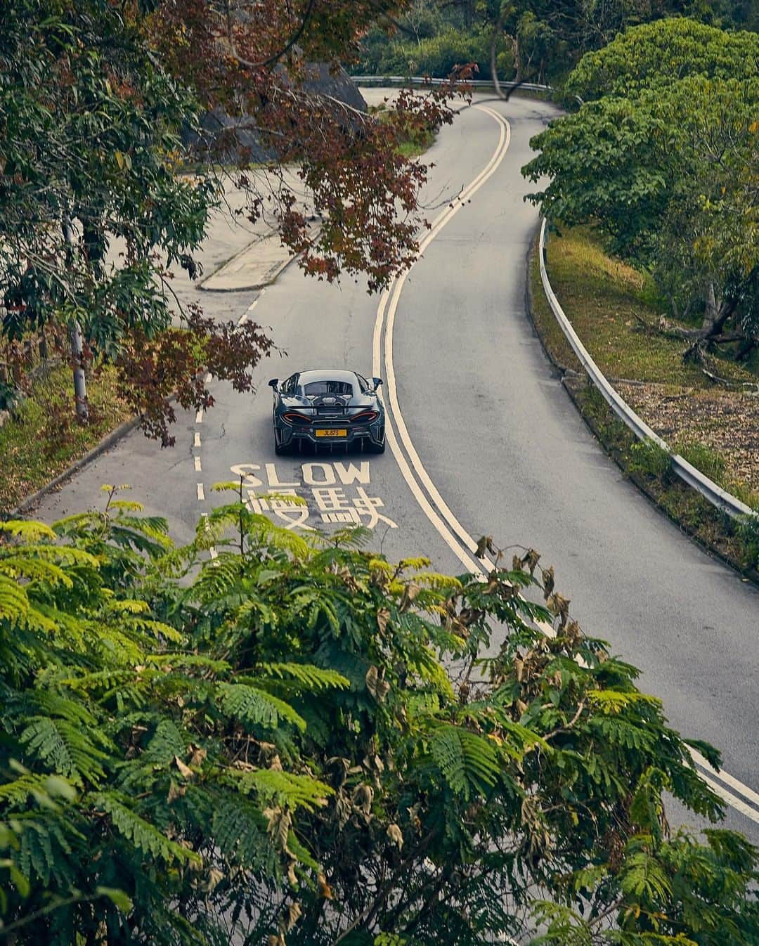 McLaren Automotiveさんのインスタグラム写真 - (McLaren AutomotiveInstagram)「Curving south-west away from China, our route curves around Tai Mo Shan, a 957-metre extinct volcano and the tallest peak in Hong Kong. Perfect roads to show what the 600LT is made of.」6月8日 20時02分 - mclarenauto