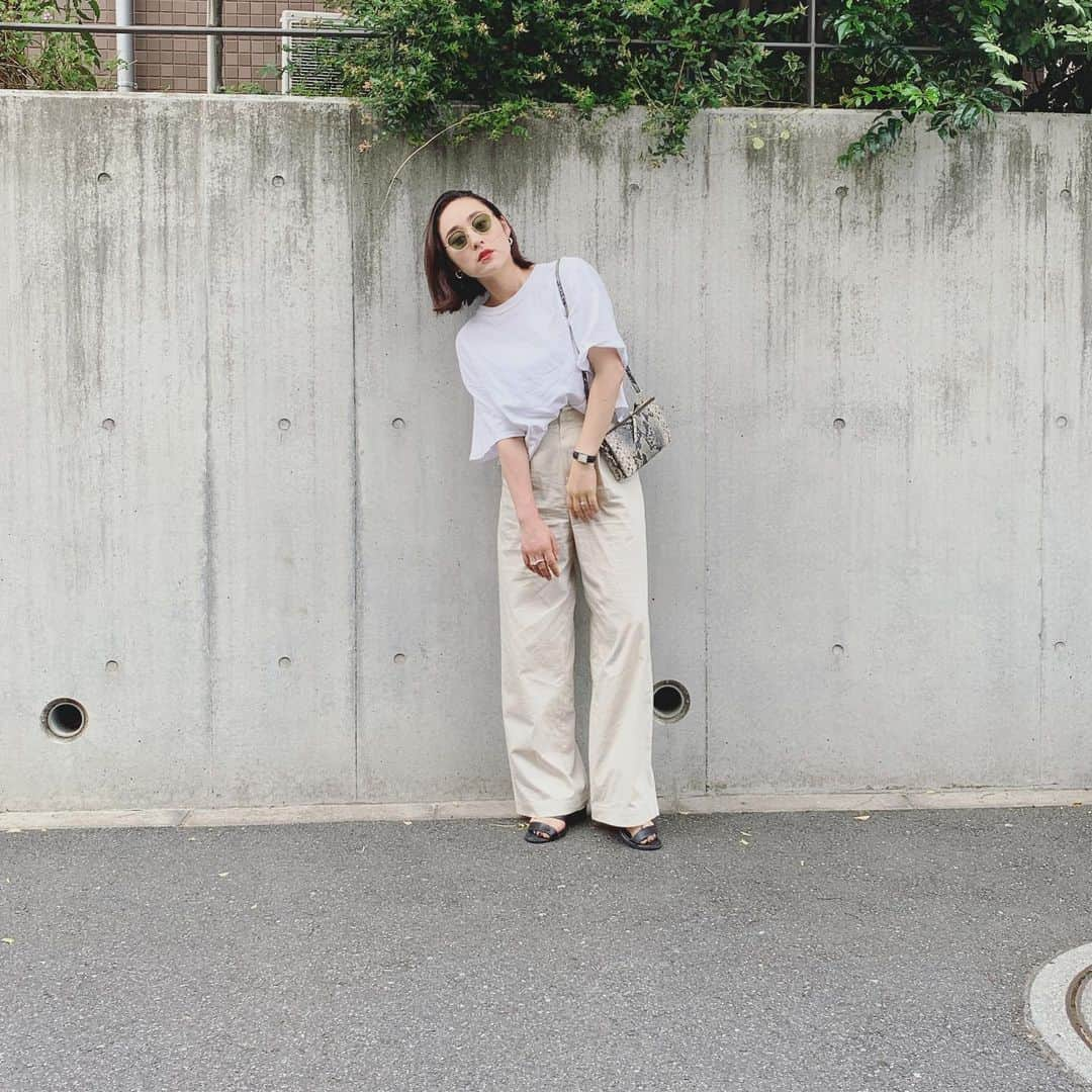 長屋なぎささんのインスタグラム写真 - (長屋なぎさInstagram)「outfit . . tops: @rooptokyo  bottom: todayful bag :IーSOOK sunglasses: Ayame  All white気分な今日。 小物はブラック系で。 _______________________________________ #outfit#casualstyle#casual#rooptokyo#madeinstandard #nagibag#155cm#155cmコーデ#男の子ママ#ママコーデ」6月8日 20時03分 - nagisanagaya