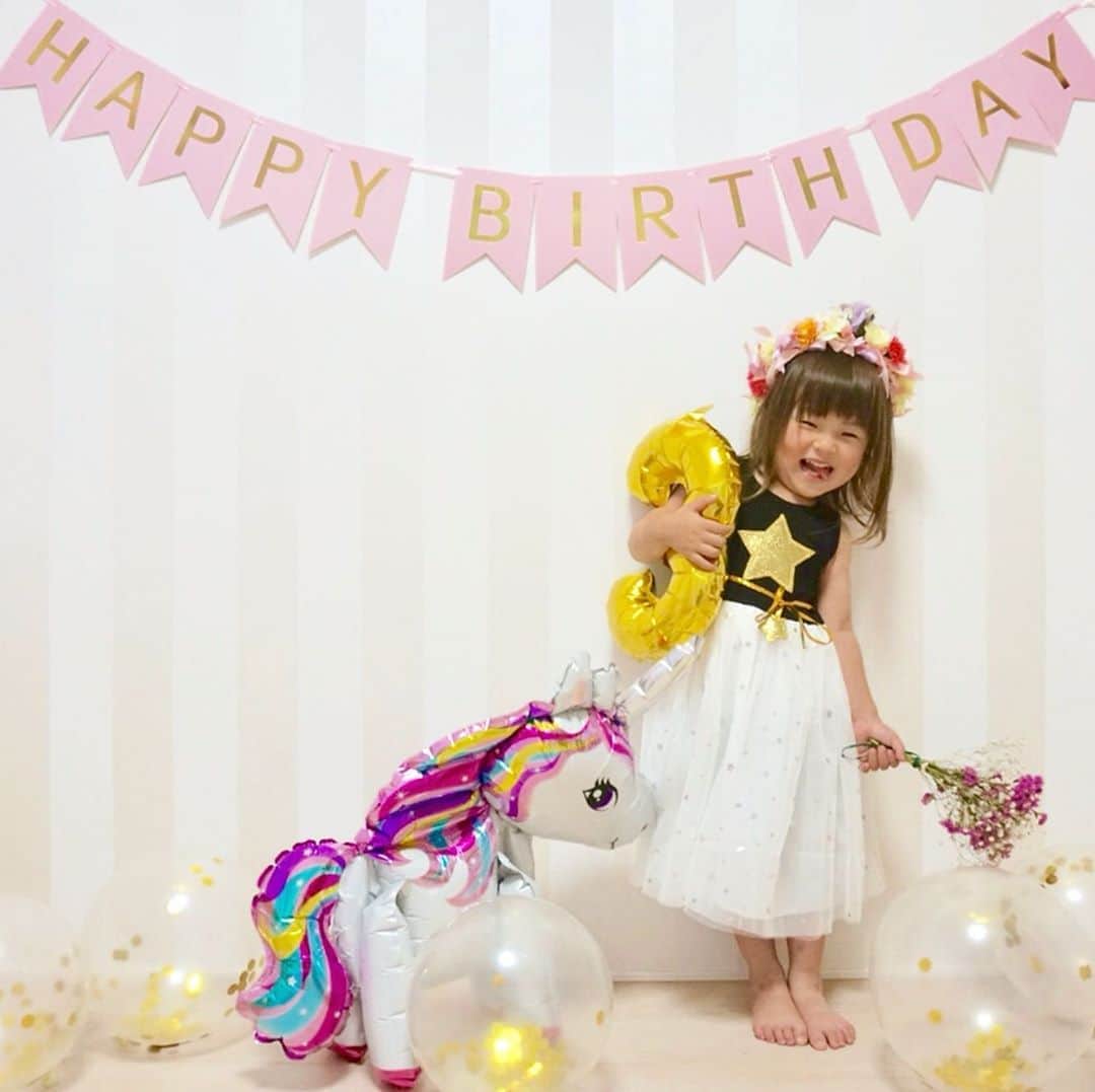 Megumiのインスタグラム：「さら3歳のbirthdayphoto✨  お姉ちゃんも一緒にうつってもらおうと思ったんだけど… 『まいもそのドレス着たい〜！！』で、花かんむりもかぶり…主役の座を奪われた妹。笑  #おうちスタジオ #バースデーフォト #3歳 #ユニコーン  #3歳誕生日 #姉妹 #mamagirl #mamari  #happybirthday」