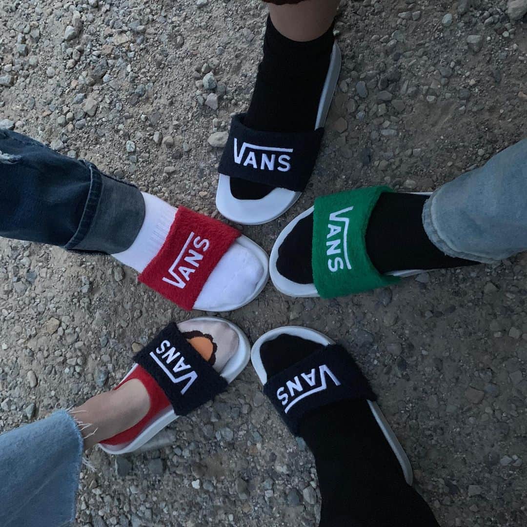 キム・ミンギュのインスタグラム：「윤민석팀입니다~ 민석이는 무슨색일까여? #퍼퓸#윤민석#kbs2#민석st#민석makeup#민석hair#민석m」