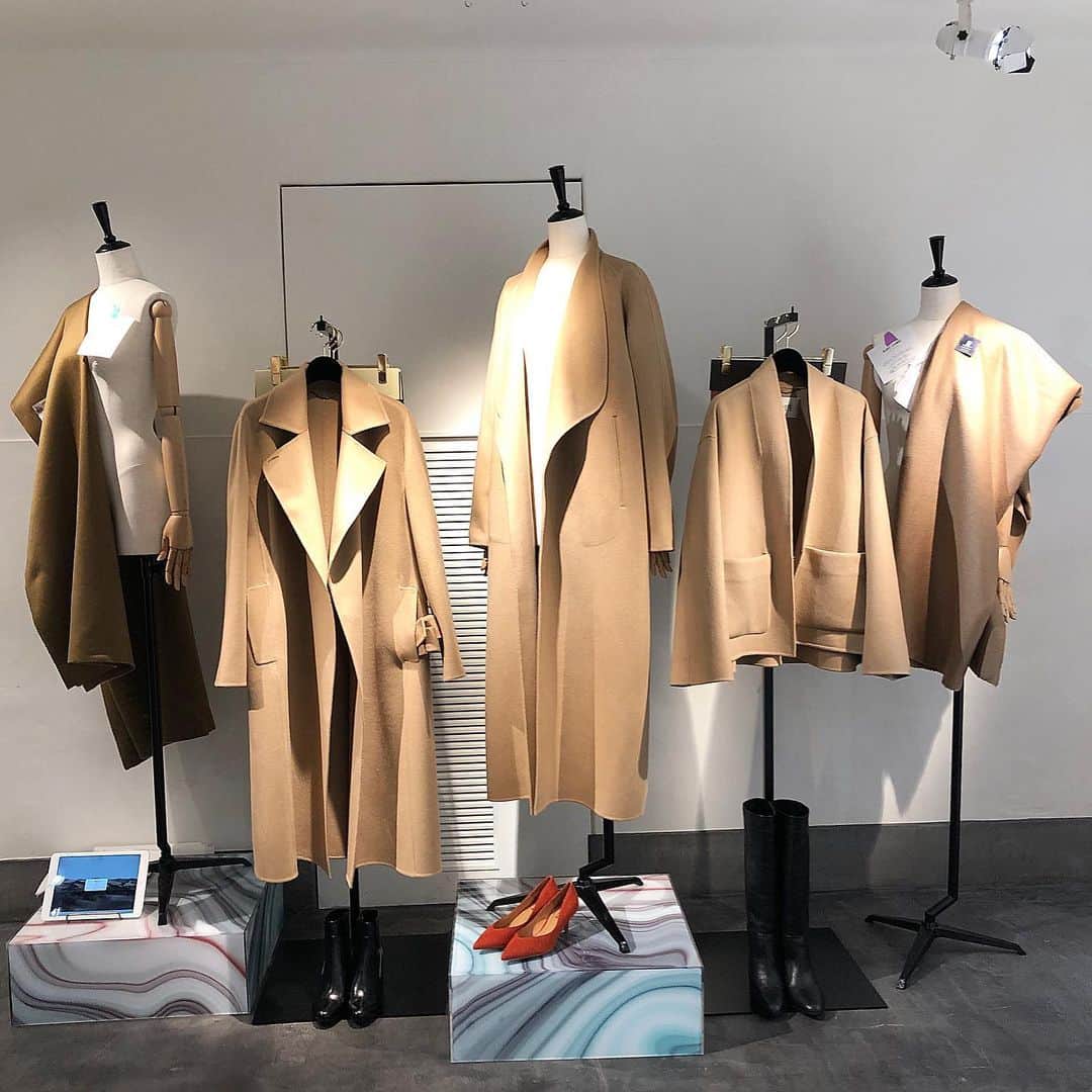 のインスタグラム：「.﻿ 2019AW PRESS PREVIEW﻿ ﻿ #fashion﻿ #2019AW #PRESSPREVIEW #展示会﻿ #秋の密会 #kudanhouse﻿ #ロペ #ROPÉ #ropejp﻿ ※商品のカラー・仕様等は予告なく変更になることがあります。あらかじめご了承ください。」