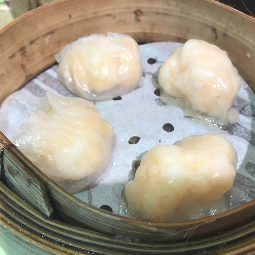 新田朝子さんのインスタグラム写真 - (新田朝子Instagram)「初！！ #香港 #🇭🇰 . 街中をぷらぷらしながら出会ったジャスミンティーが苦味が程よくあり、ほんの少しの砂糖とあいまって美味しかった💓 . 友達のおすすめ、世界一安いとされるミシュランで食べたチャーシュー入りメロンパンも絶妙な組み合わせでハマったー😌✨まだまだ食い倒れるぞ。 . #旅行記 #早めの #夏休み #アジア旅行 #アジア好き #香港グルメ #お茶好き #天仁茗茶 #添好運 #点心 #グルメ好きな人と繋がりたい #旅行好きな人と繋がりたい #travel #travellover #asiatrip #hongkong #asiangirls #asianfoods #jasminetea」6月8日 20時13分 - asako.nitta