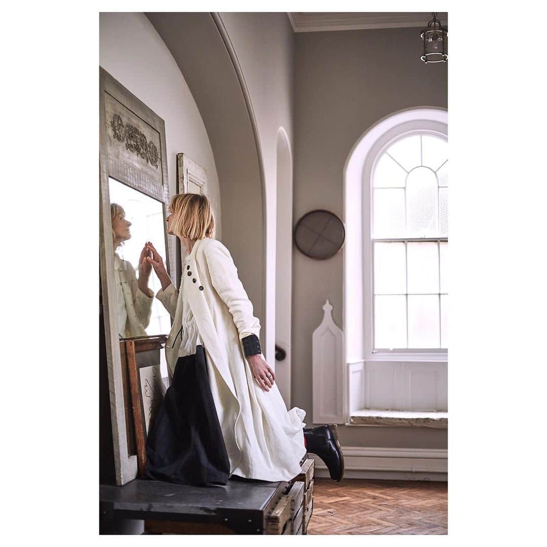 キャベジズ&ローゼズさんのインスタグラム写真 - (キャベジズ&ローゼズInstagram)「Through the Looking Glass ❤ ✨Our Swirly Panel Coat is a dream in white washed linen. She is made from various sized swirly panels sewn together which give her a most intriguing shape. She has fitted shoulders which makes her extremely flattering #newinstore #whitelinen #linenclothing #linencoat #linenclothes #linenlover #madeinlondon #sustainablefashion #cabbagesandroses #cabbagesandrosesfashion @christina_strutt @cabbagesandroses_shop Modelled by the lovely @bakeological 👆Link In Bio👆」6月8日 20時24分 - cabbages_and_roses