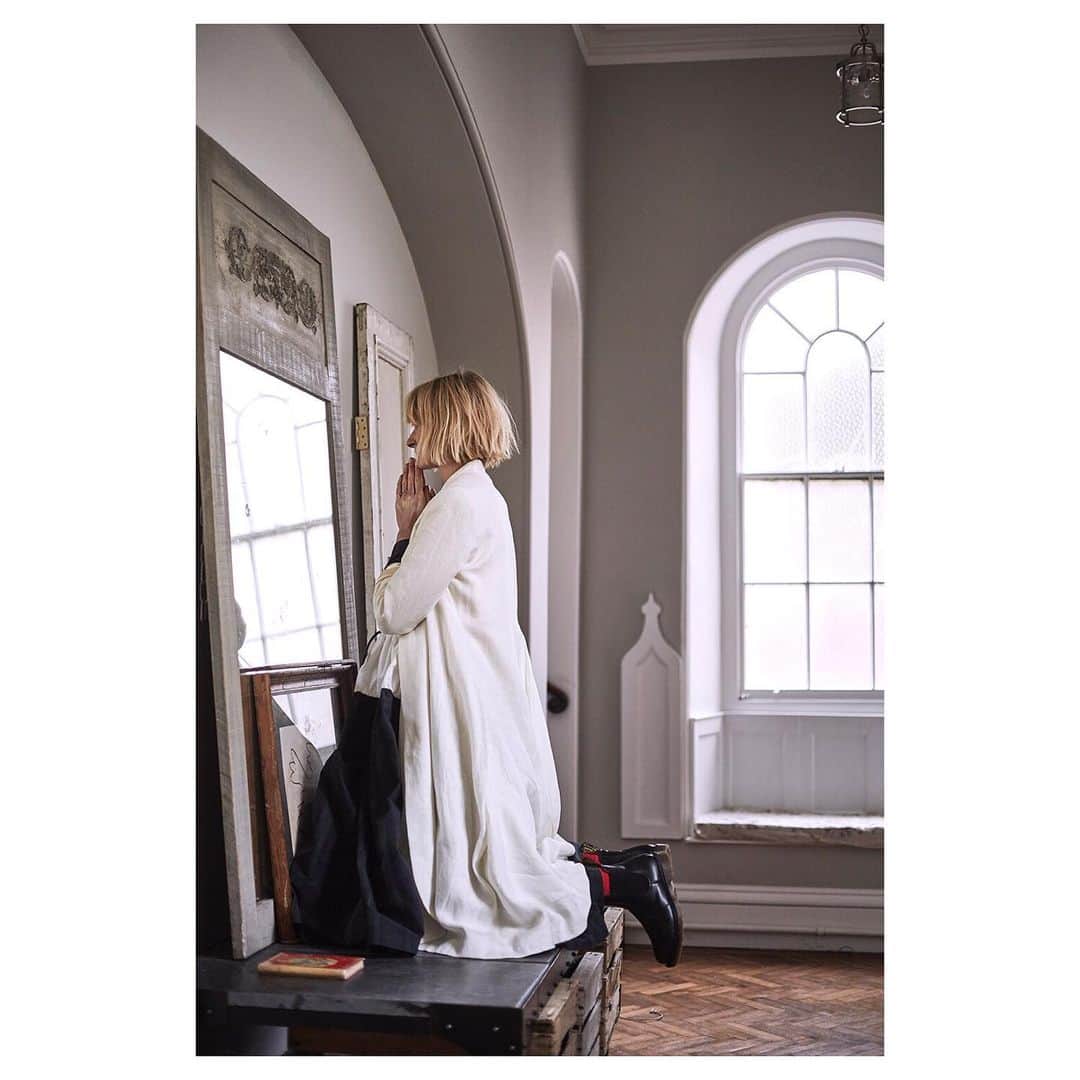 キャベジズ&ローゼズのインスタグラム：「Through the Looking Glass ❤ ✨Our Swirly Panel Coat is a dream in white washed linen. She is made from various sized swirly panels sewn together which give her a most intriguing shape. She has fitted shoulders which makes her extremely flattering #newinstore #whitelinen #linenclothing #linencoat #linenclothes #linenlover #madeinlondon #sustainablefashion #cabbagesandroses #cabbagesandrosesfashion @christina_strutt @cabbagesandroses_shop Modelled by the lovely @bakeological 👆Link In Bio👆」