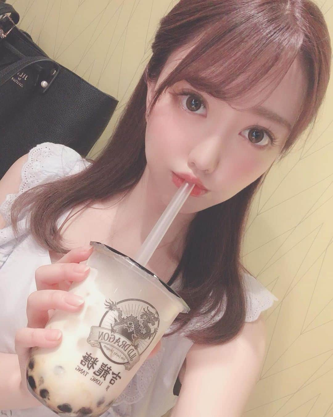 山村ゆりかさんのインスタグラム写真 - (山村ゆりかInstagram)「今日は友達と恵比寿でランチして人気のタピオカのみに行って女子な1日でした(｡☌ᴗ☌｡) . 友達にタピオカの飲み方ヘタだねと言われたよ🤣ペース配分間違えた🤣 喉につまらせるし私にはタピオカはちょっとむずかしいな(ノ)ω(ヾ)笑 . . . #タピオカ #jlddragon #タピオカ専門店 #恵比寿 #japan #tokyo #japanesegirl #idol #自撮り #女子 #女子会 #アイドル #좋아요환영 #셀카 #instagood #photooftheday #happy #followme #selfie #girl」6月8日 20時21分 - rika_m_1221