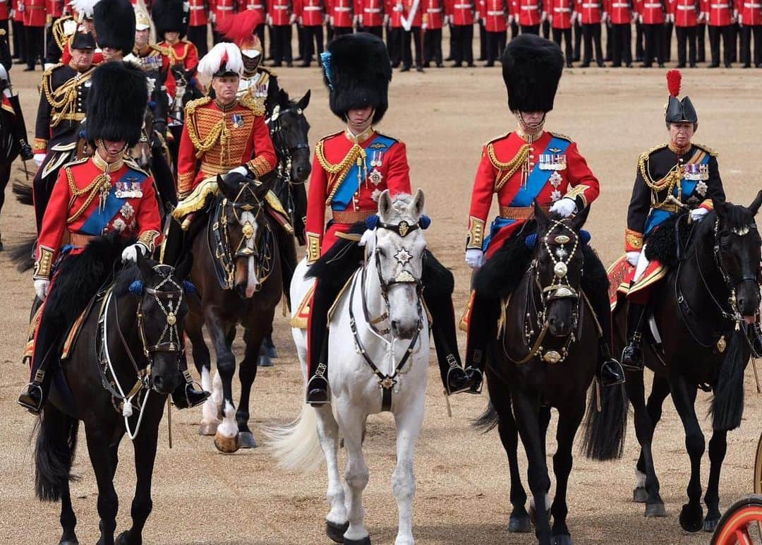 ロイヤル・ファミリーさんのインスタグラム写真 - (ロイヤル・ファミリーInstagram)「Today is Her Majesty The Queen’s Official Birthday! The Queen’s actual birthday is 21 April but is officially celebrated in June with #TroopingtheColour, which has marked the official birthday of the British Sovereign for over 260 years.  The Queen travels down The Mall from Buckingham Palace to Horse Guards Parade.  It is the 69th time The Queen has attended Trooping the Colour- a great display of military precision, horsemanship and fanfare.  Royal Colonels: The Prince of Wales (Welsh Guards), The Duke of Cambridge (Irish Guards), The Duke of York (Grenadier Guards) and The Princess Royal (The Blues and Royals) accompanied Her Majesty on horseback, along with The Duke of Kent, Royal Colonel of (Scots Guards) #QBP2019.  The Duchess of Cornwall, The Duchess of Cambridge and The Duke and Duchess of Sussex along with Princess Beatrice, Princess Eugenie and Jack Brooksbank, The Earl and Countess of Wessex and their children, are also in attendance at Trooping the Colour.  Swipe ⬅️ to see photographs from the carriage procession. 📷PA images」6月8日 20時21分 - theroyalfamily