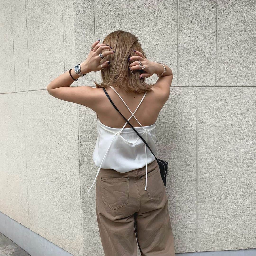 のインスタグラム：「. 大阪POP UP2日目無事終わり✌︎ご来店いただいた皆さまありがとうございました♡明日最終日は11時から19時までです！お待ちしてます☺️🌿 今日の店頭コーデ🐒大阪先行のcamiと発売中のapricot chino👖 . ◾️POP UP STORE in OSAKA 🗓6/9 11:00-19:00 📍中央区博労町4-6-10 ハニービルB1F . #flugge#fluggesnap#flugge_official#ootd#outfit#code#fashion#style#cordinate#casual」