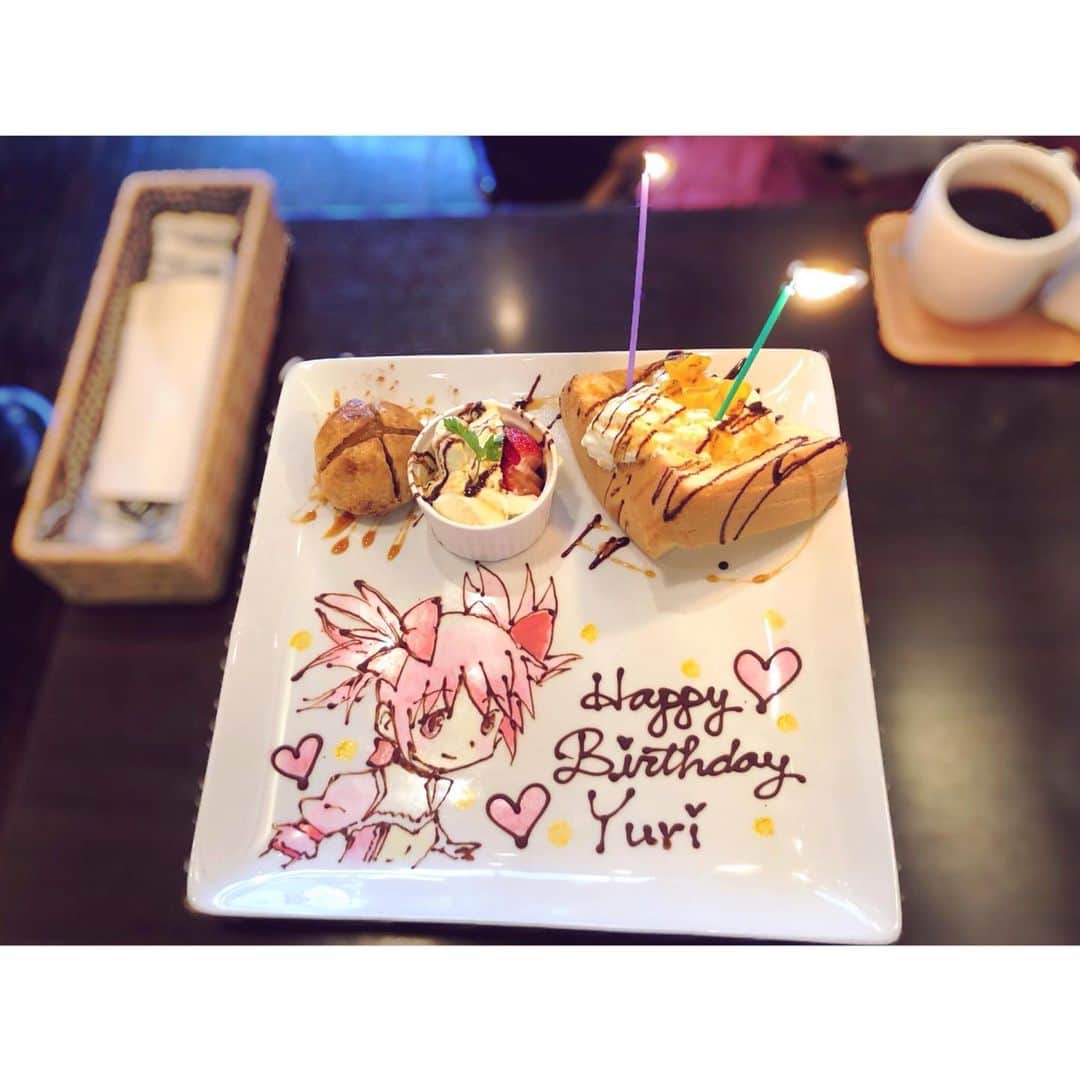 鈴木優梨さんのインスタグラム写真 - (鈴木優梨Instagram)「👸🏻💓👑✨🎂🎉 ひさしぶりのあゆちゃんとご飯🌟 ・ 行きたいお店があるとのことで どんなところなんだろう？と 思ってたの( ´⚰︎` )💖 ・ そしたらランチの後サプライズで バースデープレートが😭💖 ・ しかもまどマギのまどか🤣💖 ・ 可愛すぎだ。 反則だ。 ・ プレゼントは シャネルのグロスを頂きました😌💖 いつもありがとう😭💖 あゆの誕生日も楽しみ🤤✨ ・ #渋谷 #cafecroix #カフェクロワ #バースデープレート #サプライズ #tokyo #渋谷カフェ #shibuyacafe #まどマギ #madomagi #anime #madokamagica」6月8日 20時35分 - suzuki_yuuri