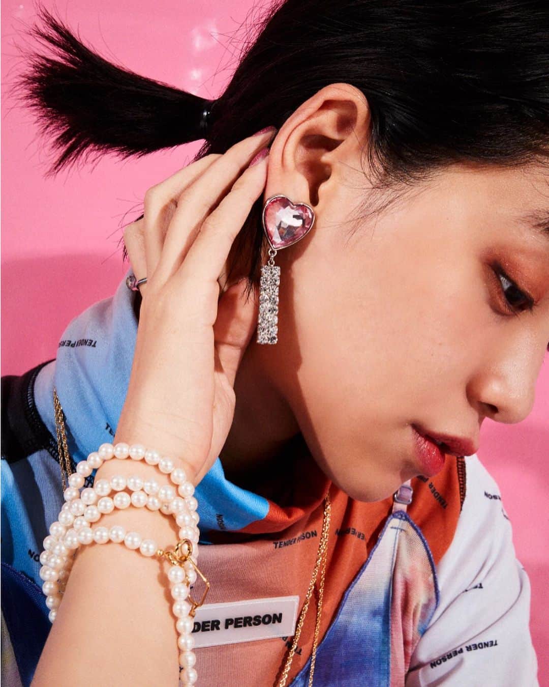 高橋有紀のインスタグラム：「本日の21時から #liquem_yuki19ss  新作のオンライン発売開始です💕 今回の全部お気に入りー！！3枚目 今回のコラボの全てですピアスもイヤリングもあります！ 完売してしまうとその後は未定なので、開始してすぐをオススメします！ #hairmake #osakana_yuki」
