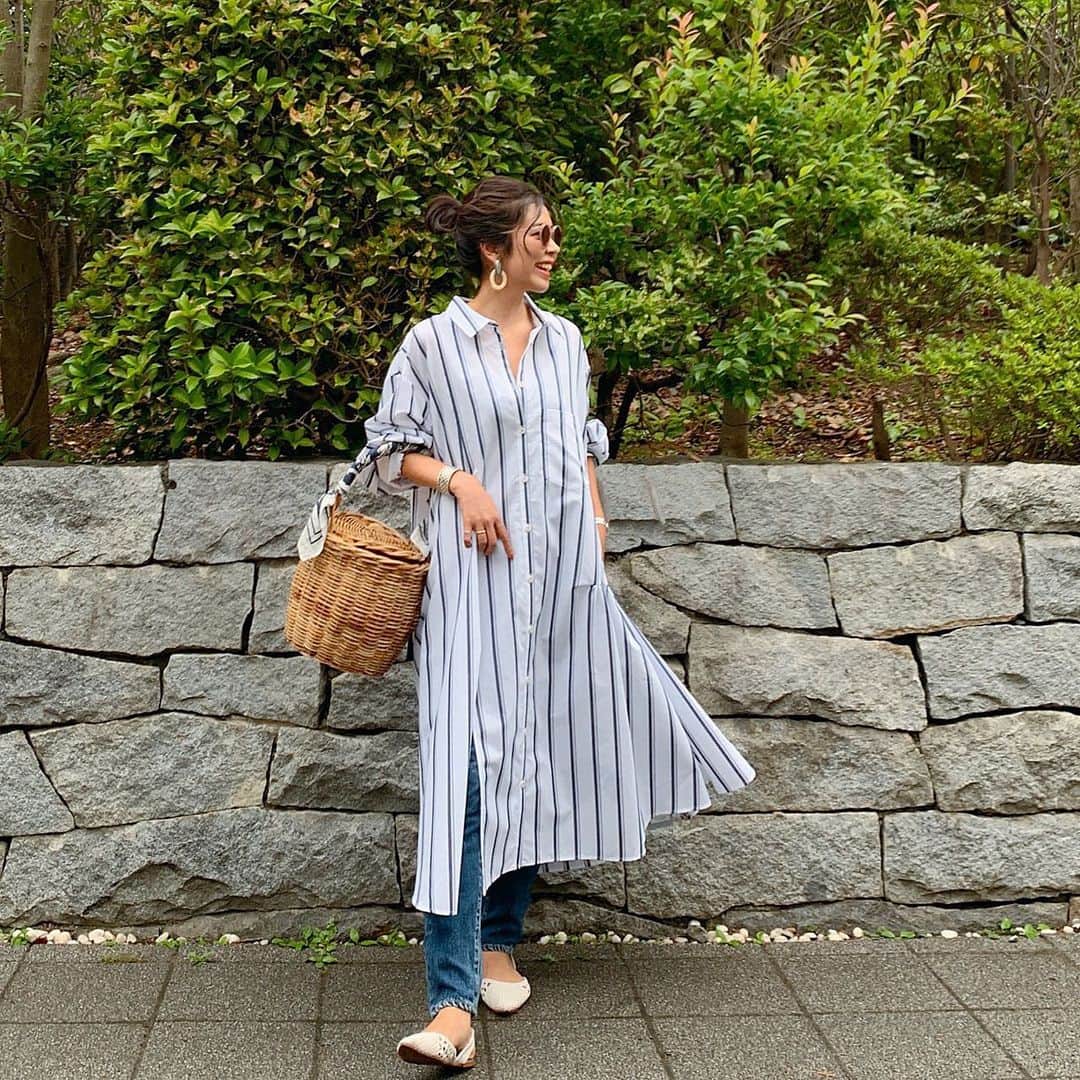 Sayakaのインスタグラム：「* 今日はどんより曇り空☁️ お誕生日プレゼントでいただいたワンピースを着て 気持ちだけでも爽やかにホワイト×ブルーコーデ☺️💙 . Thank you💖 @mari_aoki_510 * * * #fashion #outfit #coordinate #ootd #simple #basic #casual #Rumche #Rumché #denim #denimlover #seajapan #menui #basketbag #zara  #sayakascoordinate #今日の服 #コーディネート #コーデ #シンプル #シンプルコーデ #ラムシェ #シャツワンピ #デニム #ザラ #メヌイ #かごバッグ」
