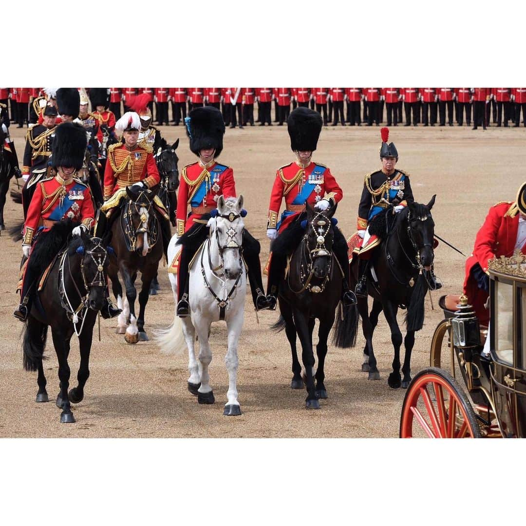 ウィリアム（ケンブリッジ公）さんのインスタグラム写真 - (ウィリアム（ケンブリッジ公）Instagram)「The Duke of Cambridge, Colonel of the @IrishGuards — arrives at Trooping the Colour, The Queen’s Birthday Parade.  Arriving alongside The Duke of Cambridge is his father The Prince of Wales, Colonel of the @WelshGuards, The Duke of York, Colonel of the @Grenadier.Guards, and The Princess Royal, Colonel of the Blues and Royals @Household_Cavalry.  Trooping the Colour has marked the official birthday of the British Sovereign for over 260 years.  Over 1400 parading soldiers, 200 horses and 400 musicians come together each June in a great display of military precision, horsemanship and fanfare to mark The Queen's official birthday. 📷PA  @TheRoyalFamily #TroopingtheColour #HorseGuardsParade #QBP2019」6月8日 20時39分 - princeandprincessofwales